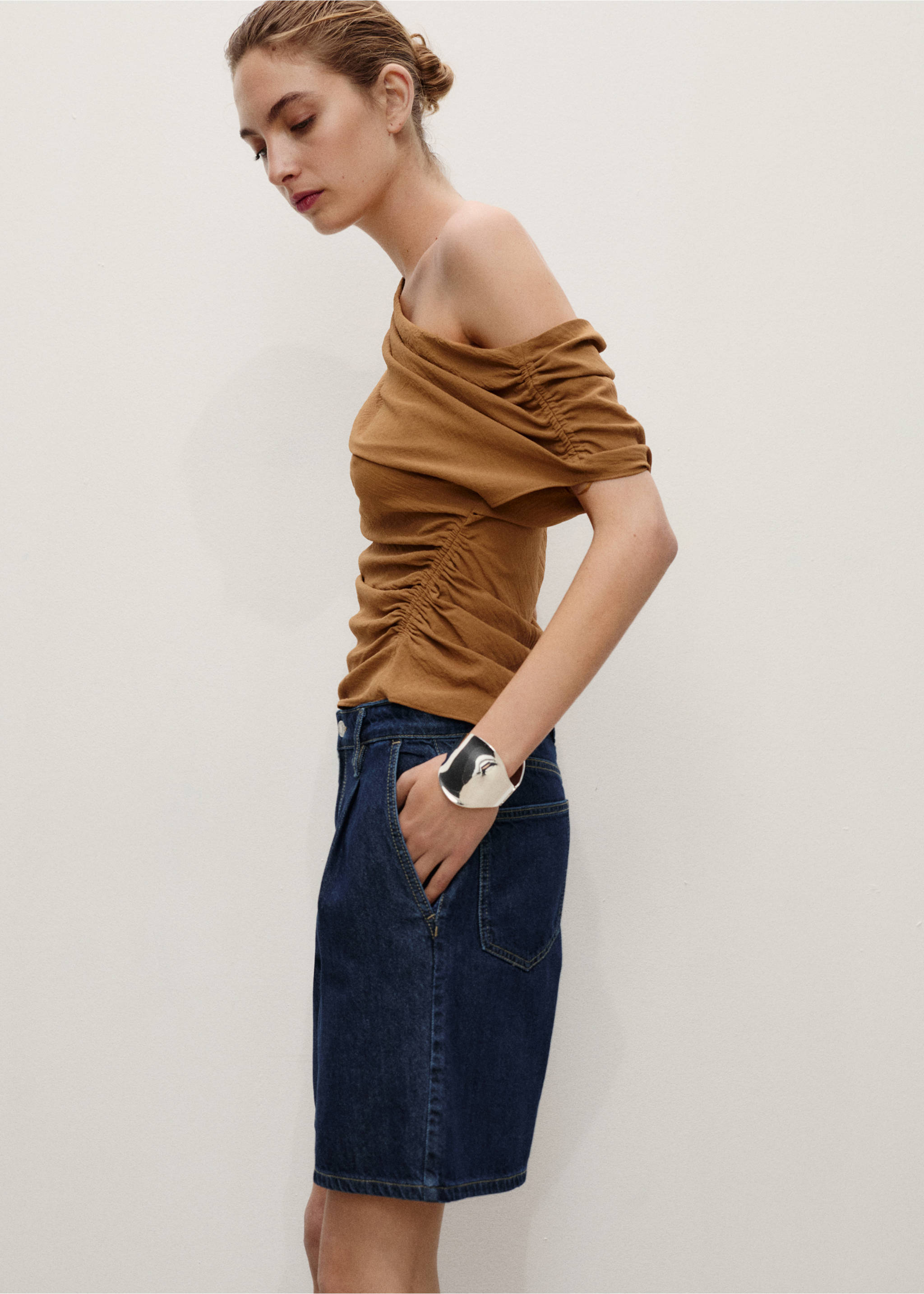 Denim rinse-wash bermuda shorts with pleats - Details of the article 1, Open Blue. Ref: 87067705-00.