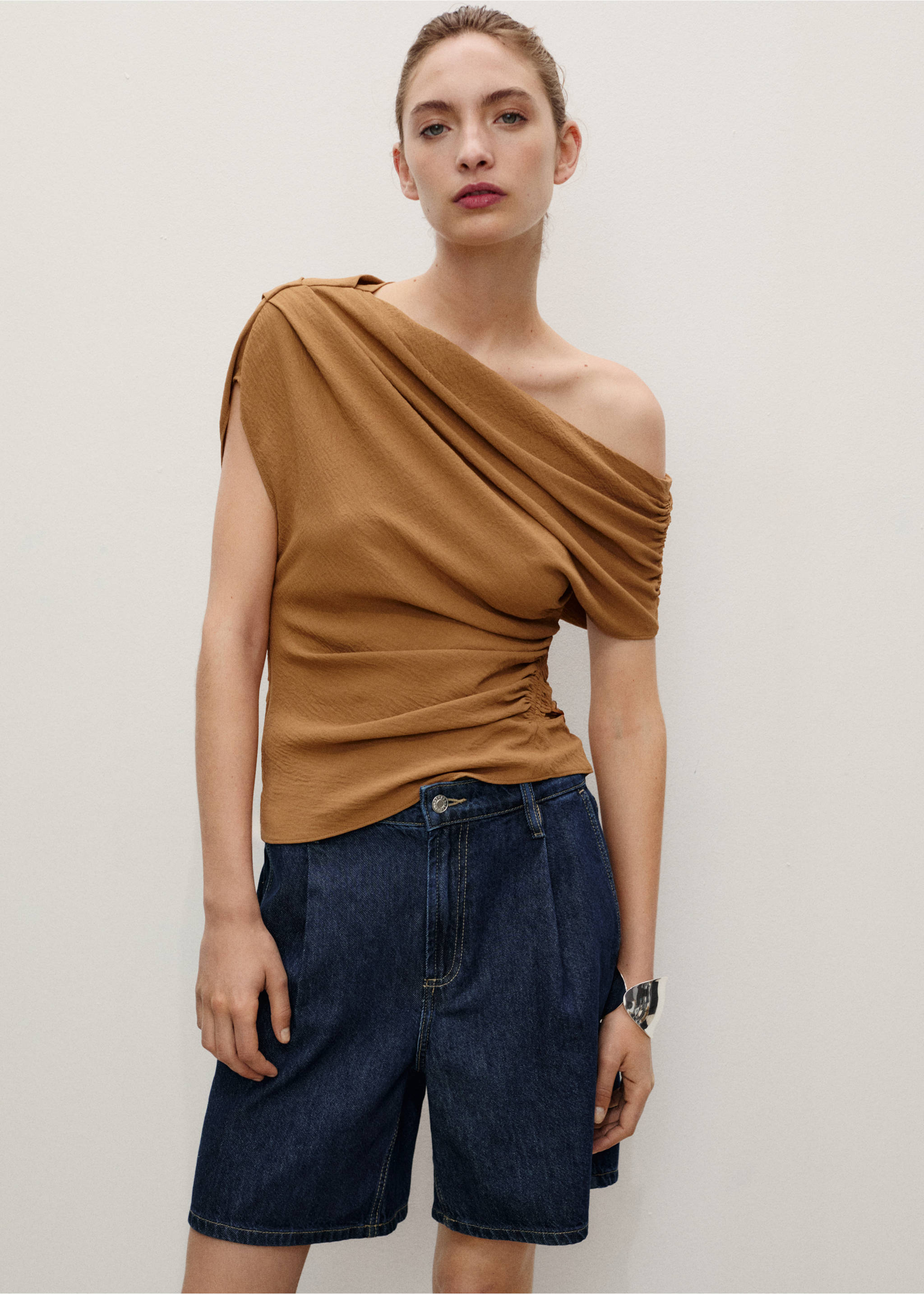 Denim rinse-wash bermuda shorts with pleats - Details of the article 4, Open Blue. Ref: 87067705-00.