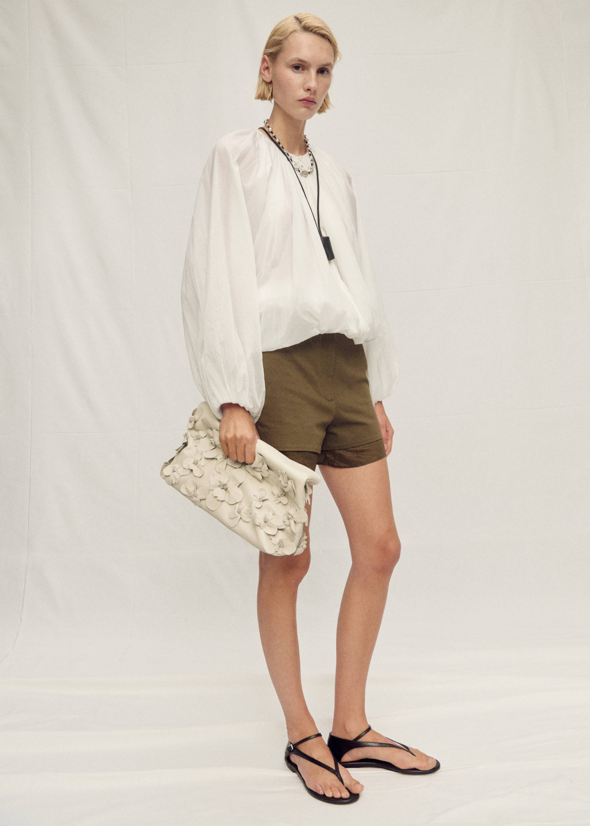 Prześwitująca marszczona kurtka - Plan ogólny