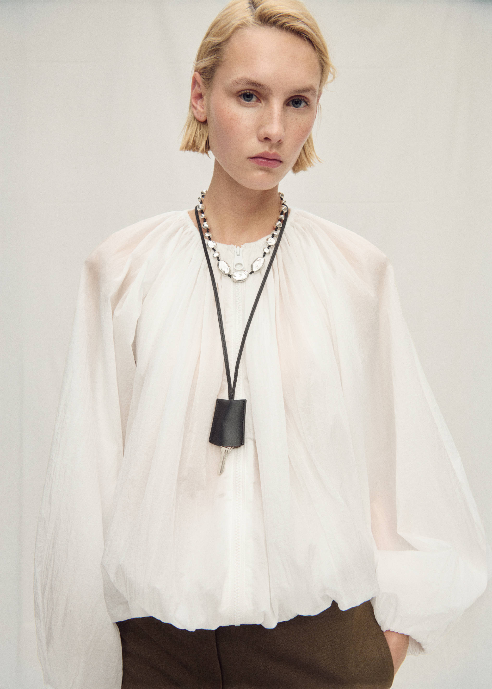 Prześwitująca marszczona kurtka - Plan średni