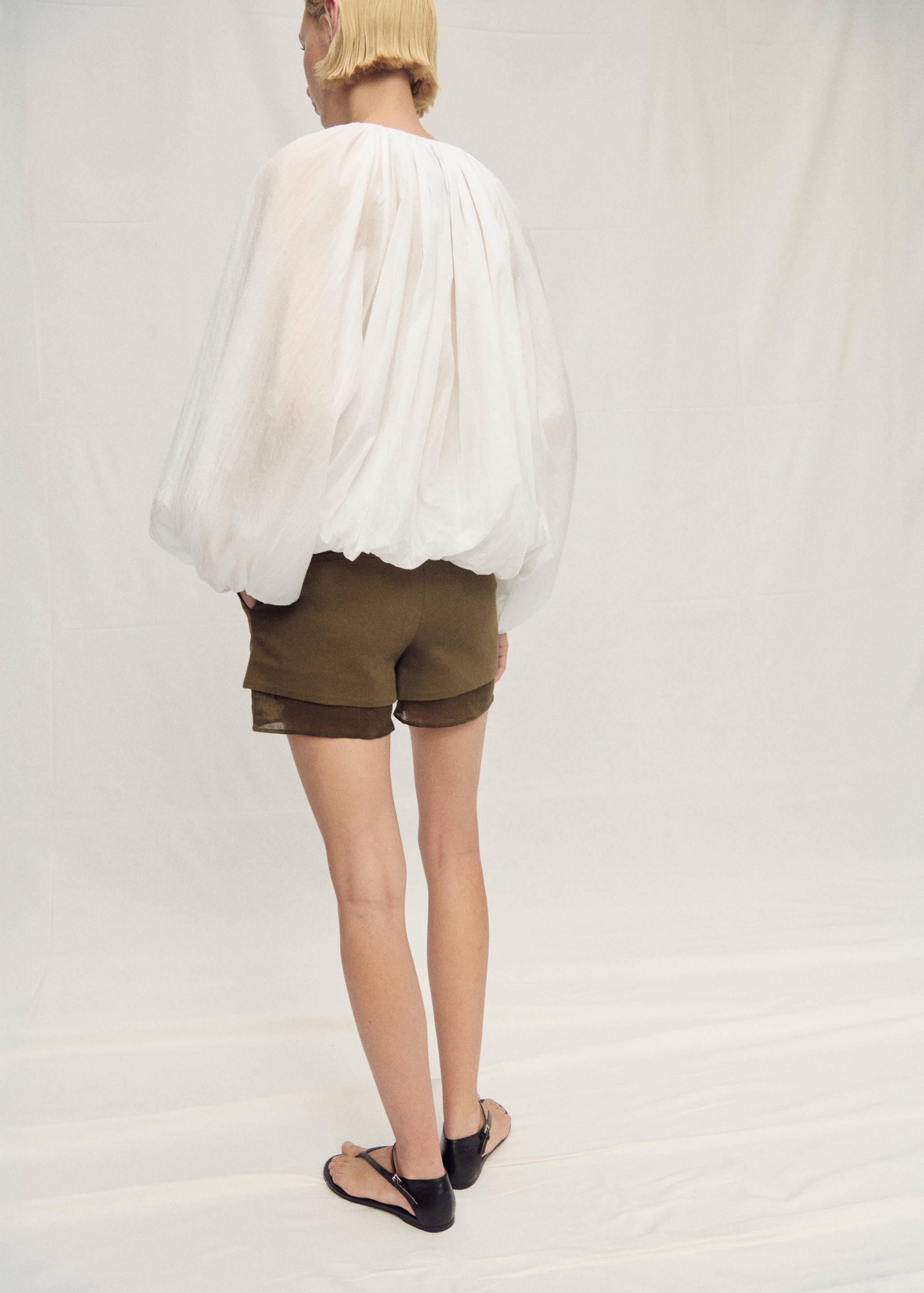 Prześwitująca marszczona kurtka - Tylna strona artykułu