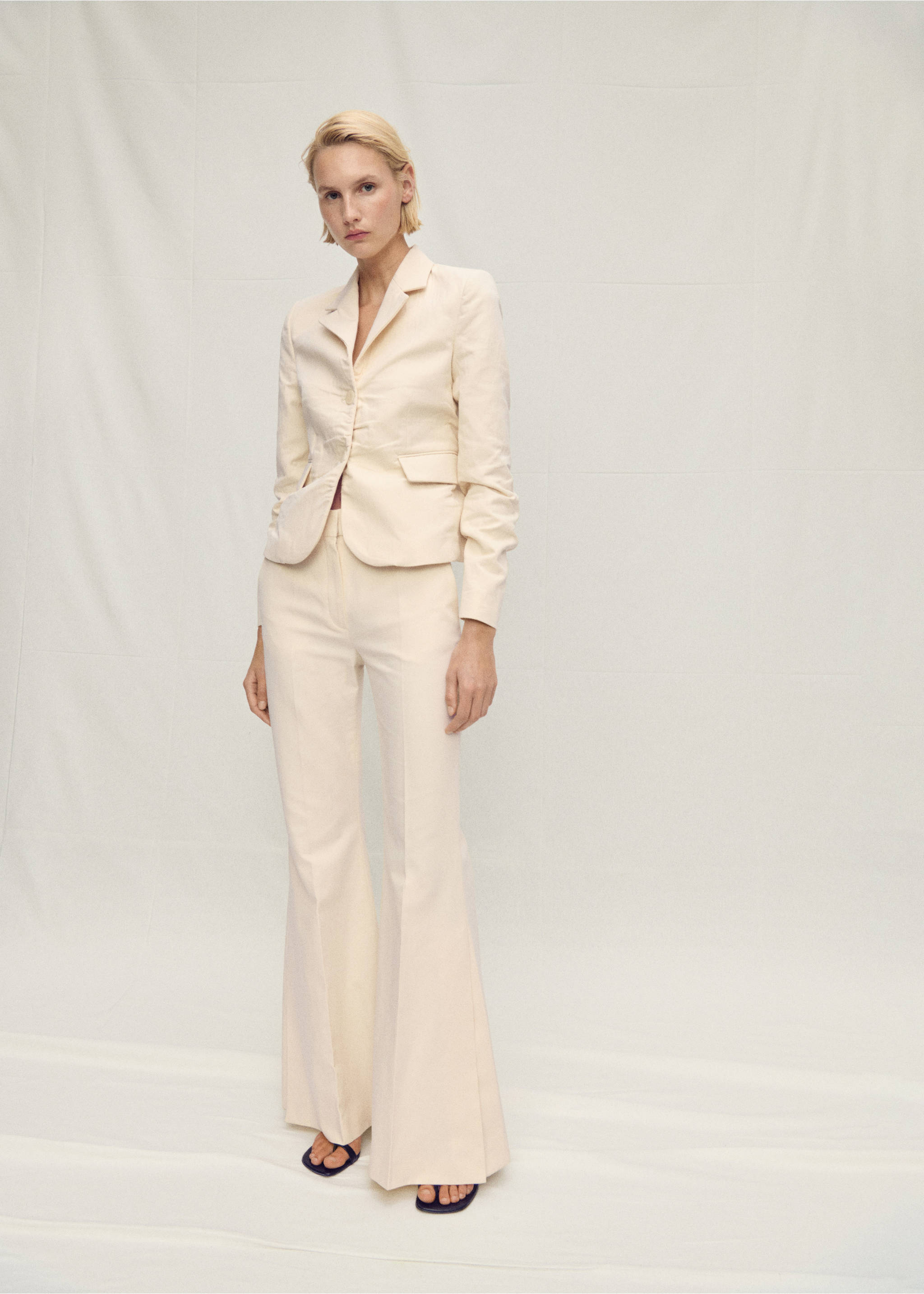 Pantalón traje mezcla lino flare - Plano general, Crudo. Ref: 87067717-00.