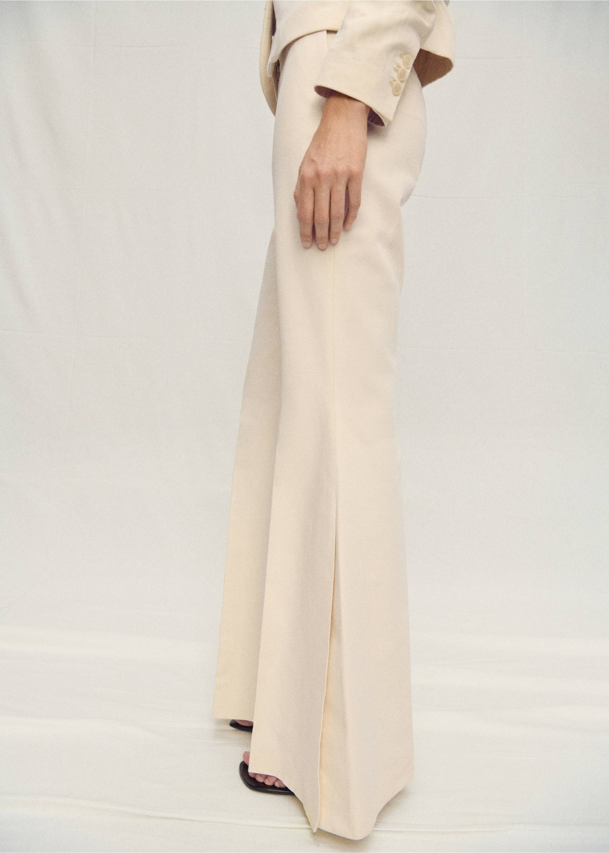 Pantalón traje mezcla lino flare - Plano medio, Crudo. Ref: 87067717-00.
