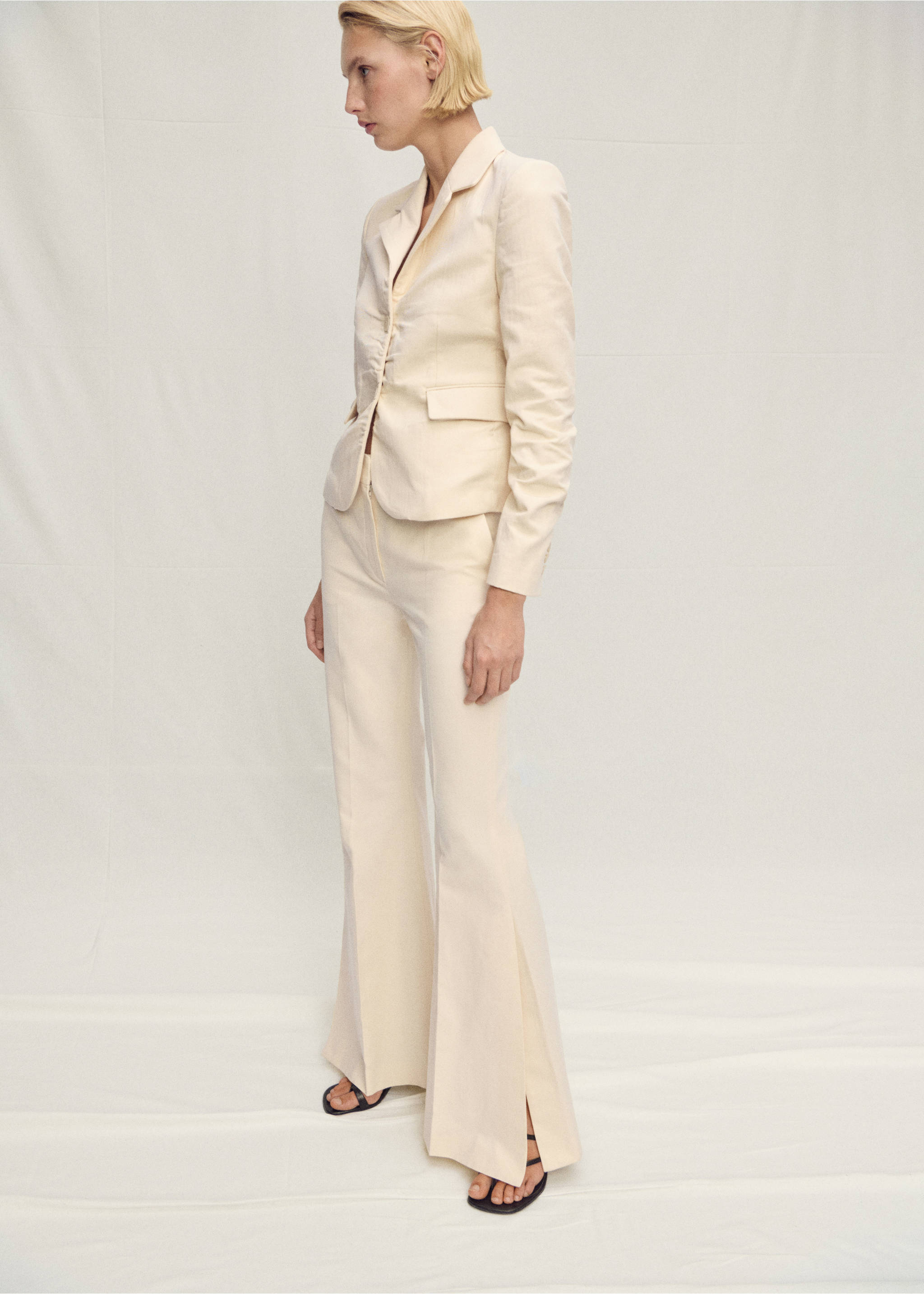 Pantalón traje mezcla lino flare - Detalle del artículo 1, Crudo. Ref: 87067717-00.