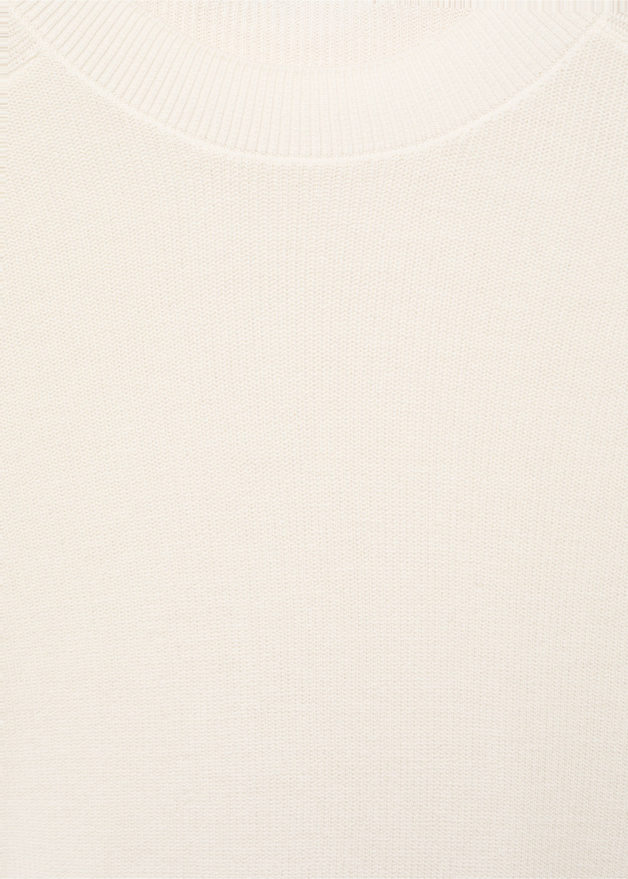 Detalle de camiseta de punto en color blanco roto con cuello redondo de canalé., Crudo. Ref: 87067897-00.