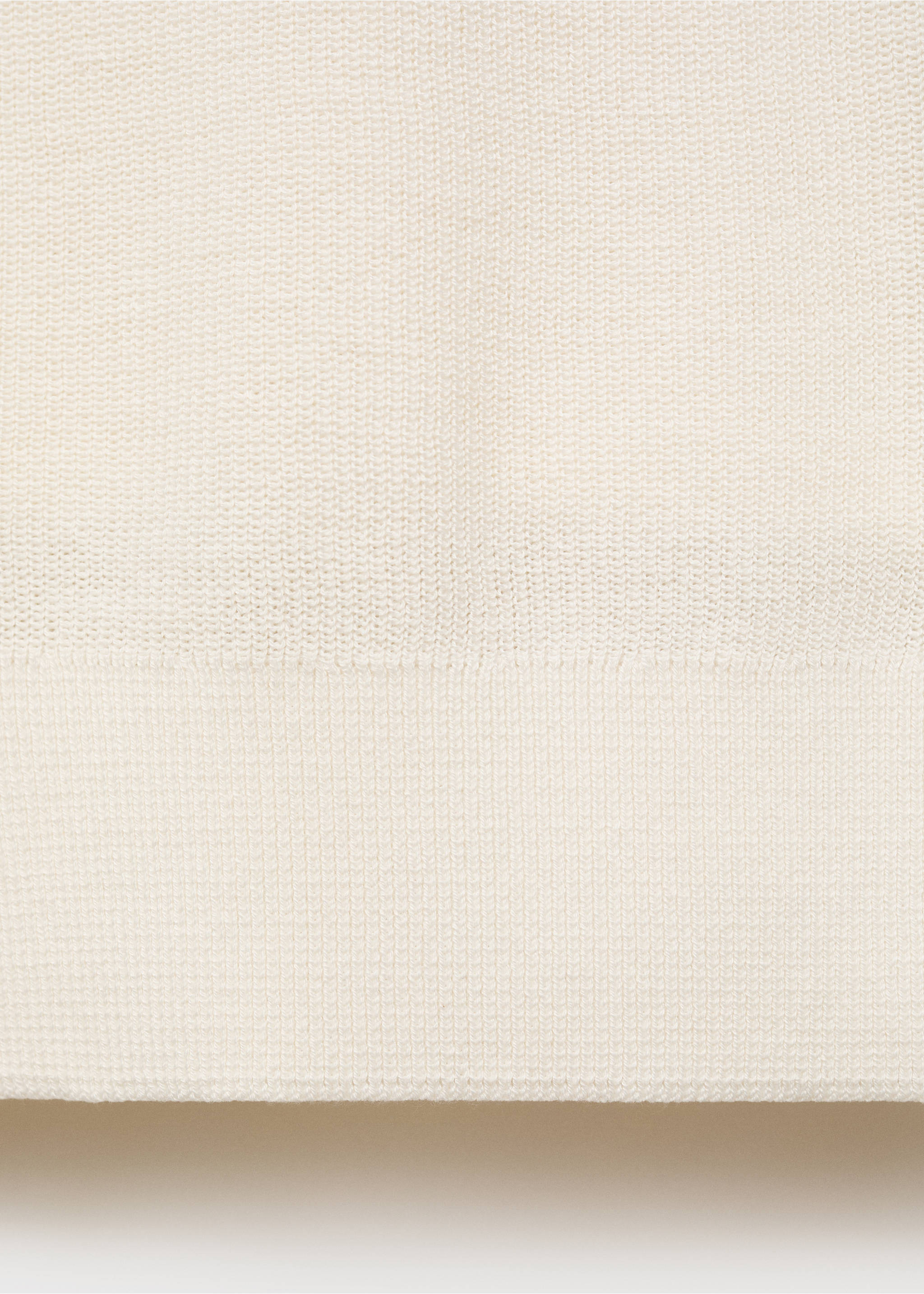 Detalle de la textura del tejido de punto fino en color crema y del dobladillo de una camiseta., Crudo. Ref: 87067897-00.
