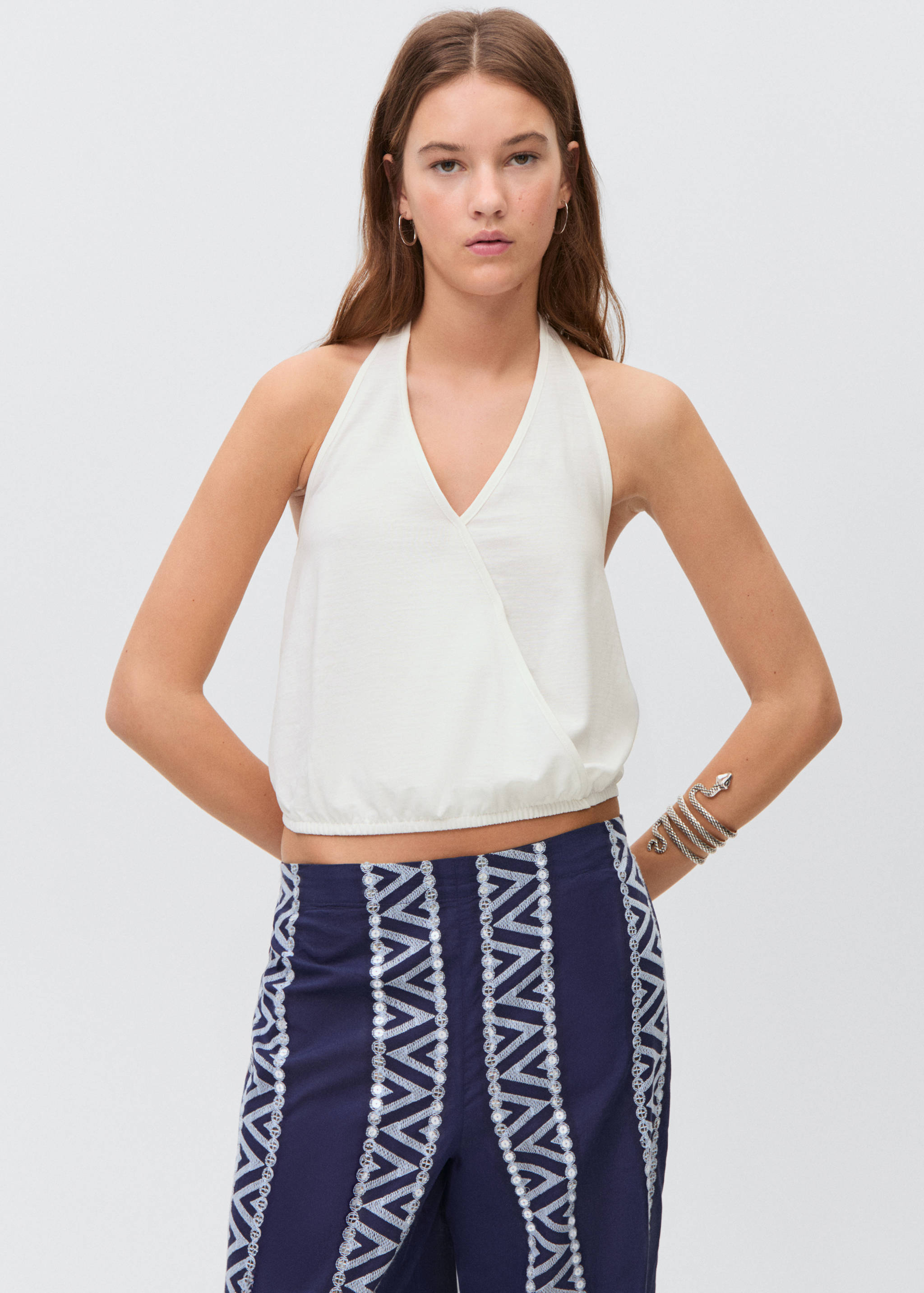 Top cruzado cuello halter - Plano medio