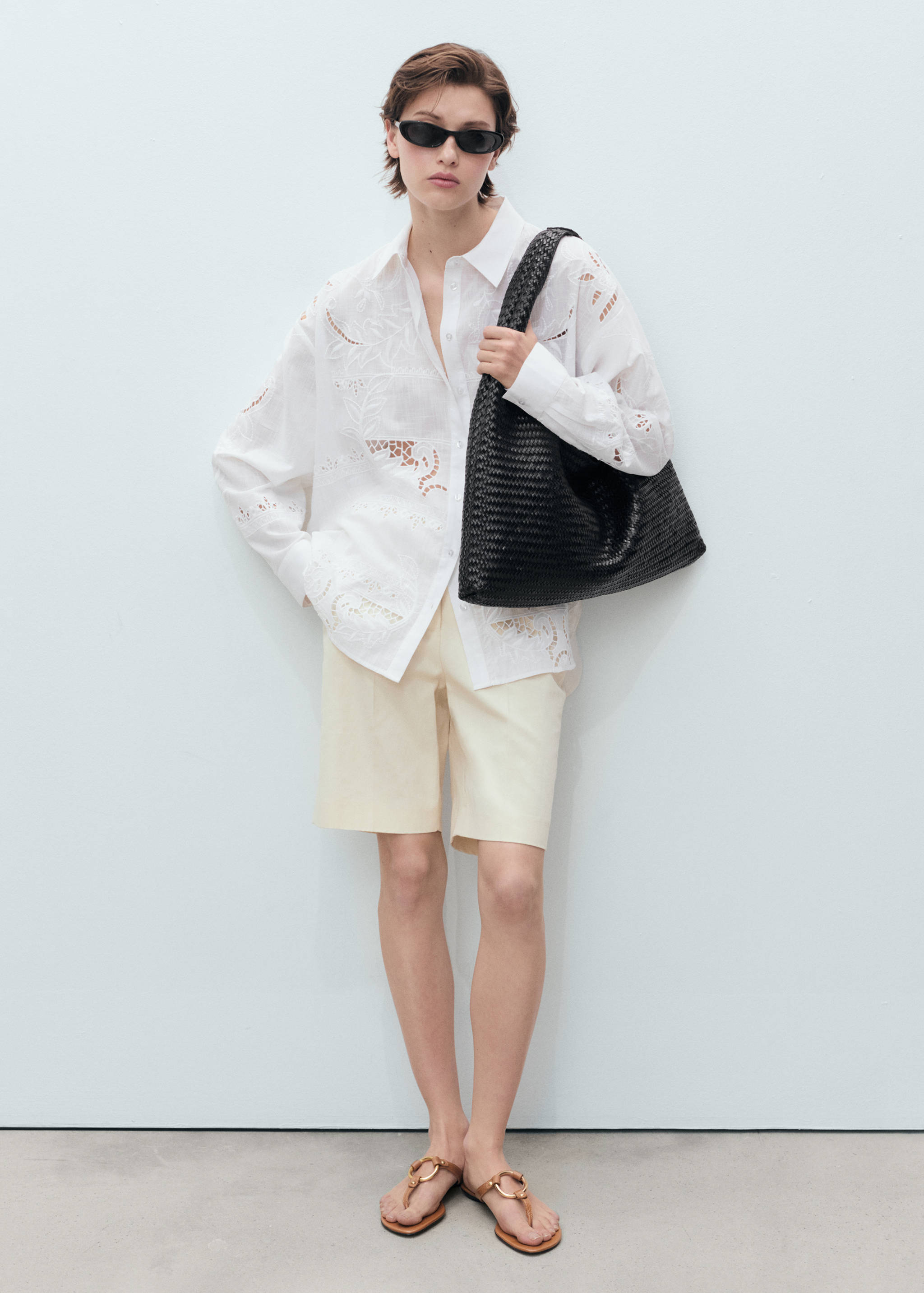 Camisa oversize bordada - Plano general