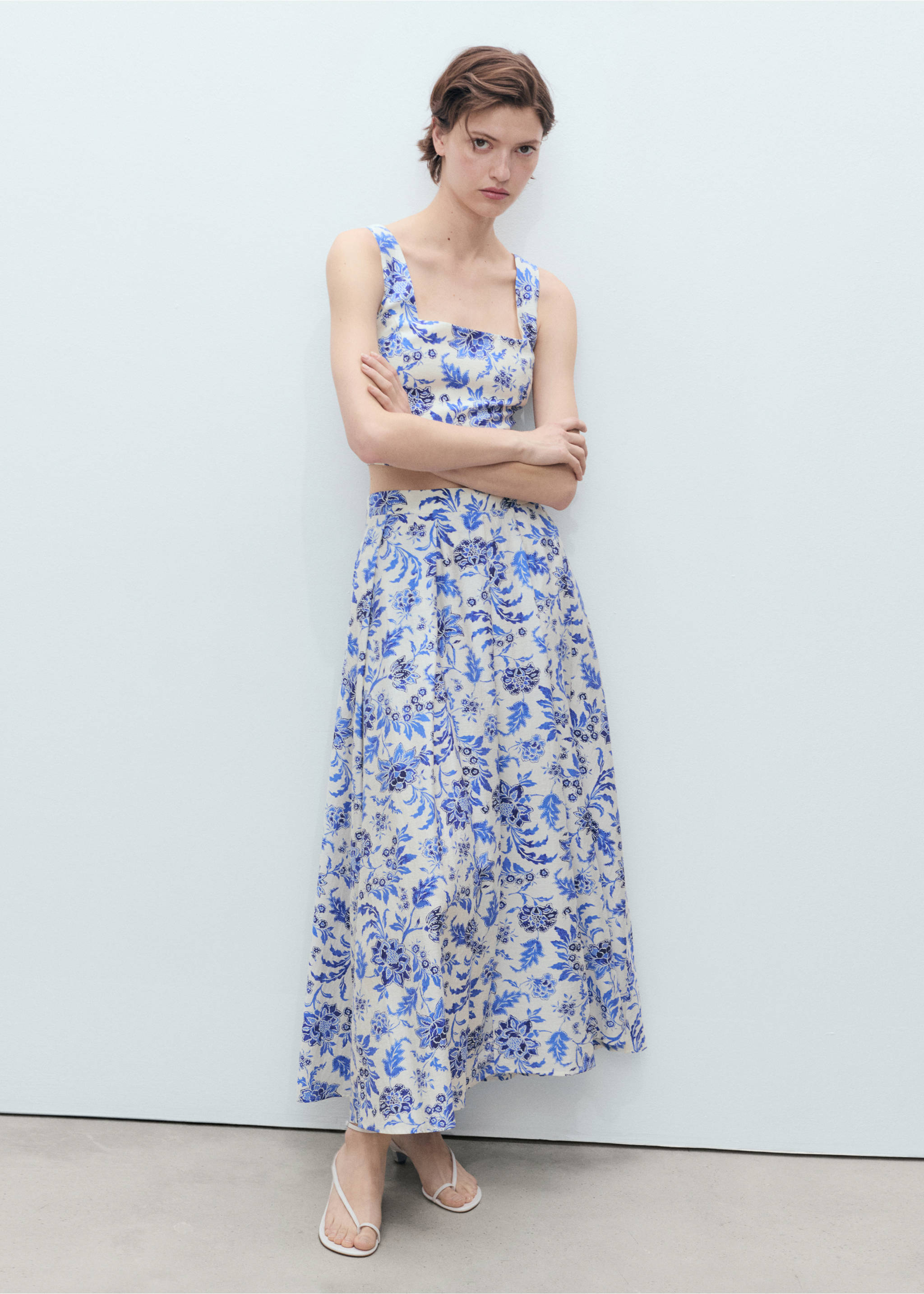 Falda midi azul y blanca con estampado floral, combinada como parte de un conjunto de dos piezas., Blanco roto. Ref: 87068646-00.