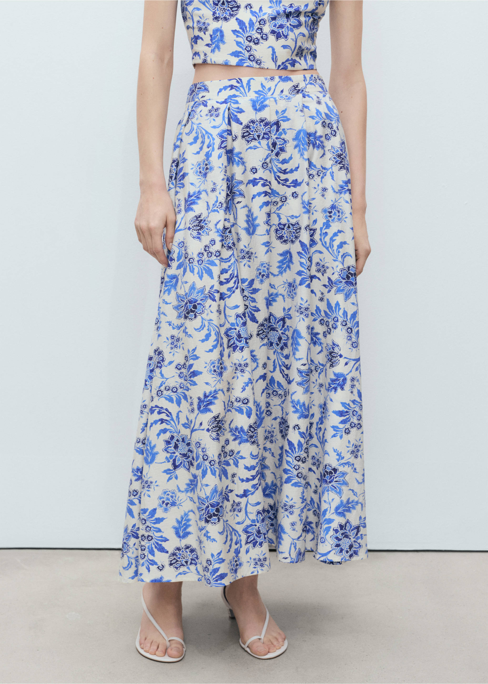 Falda larga azul y blanca con estampado floral, tiro alto y diseño de tablas., Blanco roto. Ref: 87068646-00.