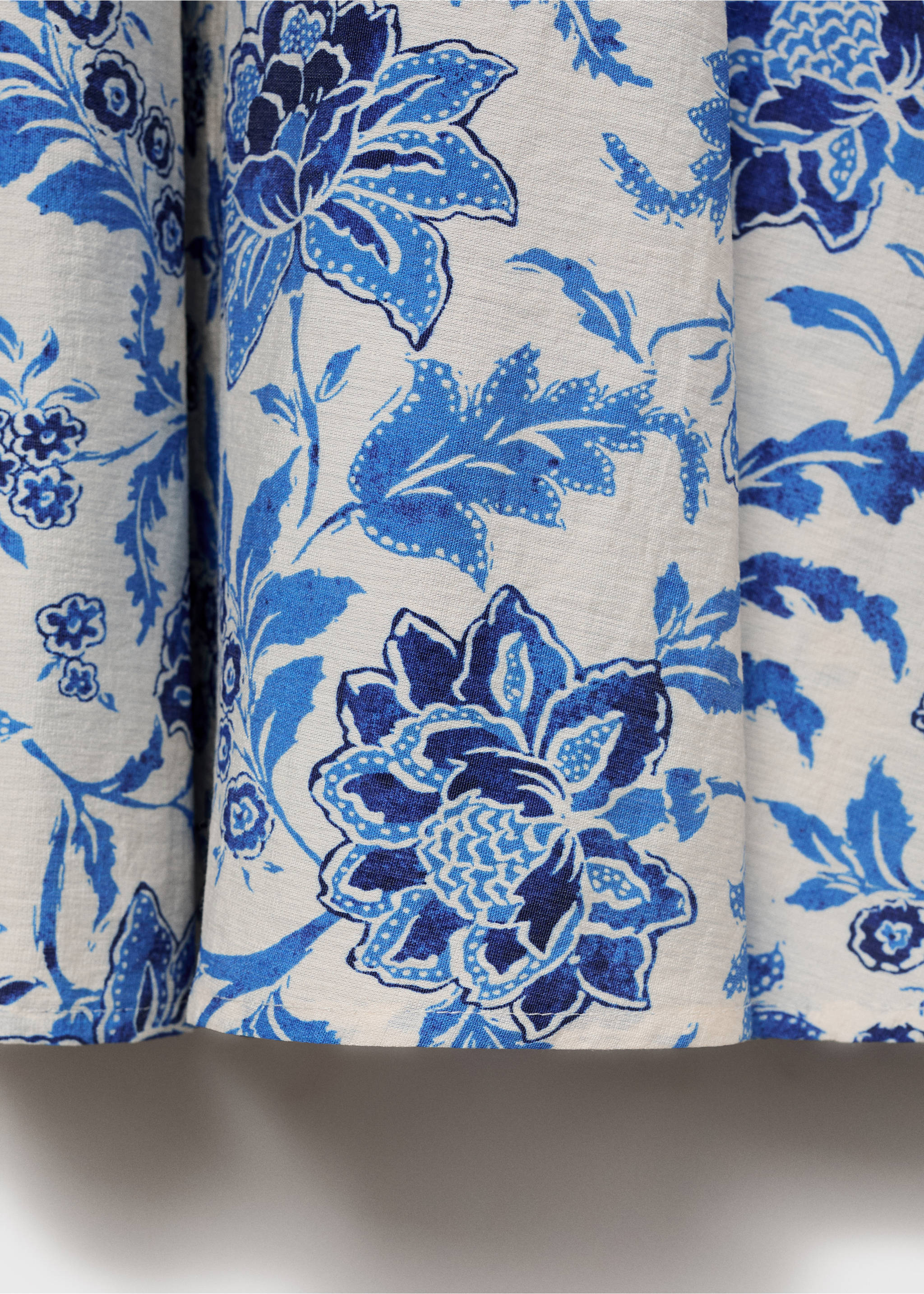 Detalle del estampado de tejido floral en azul y blanco de una falda., Blanco roto. Ref: 87068646-00.