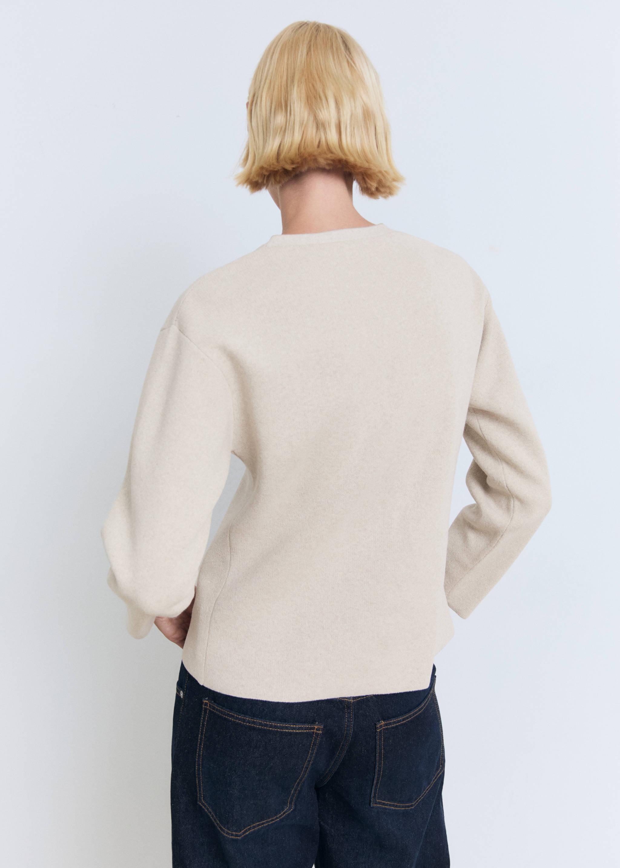 Feinstrickjacke mit Schmuckknöpfen - Rückseite des Artikels