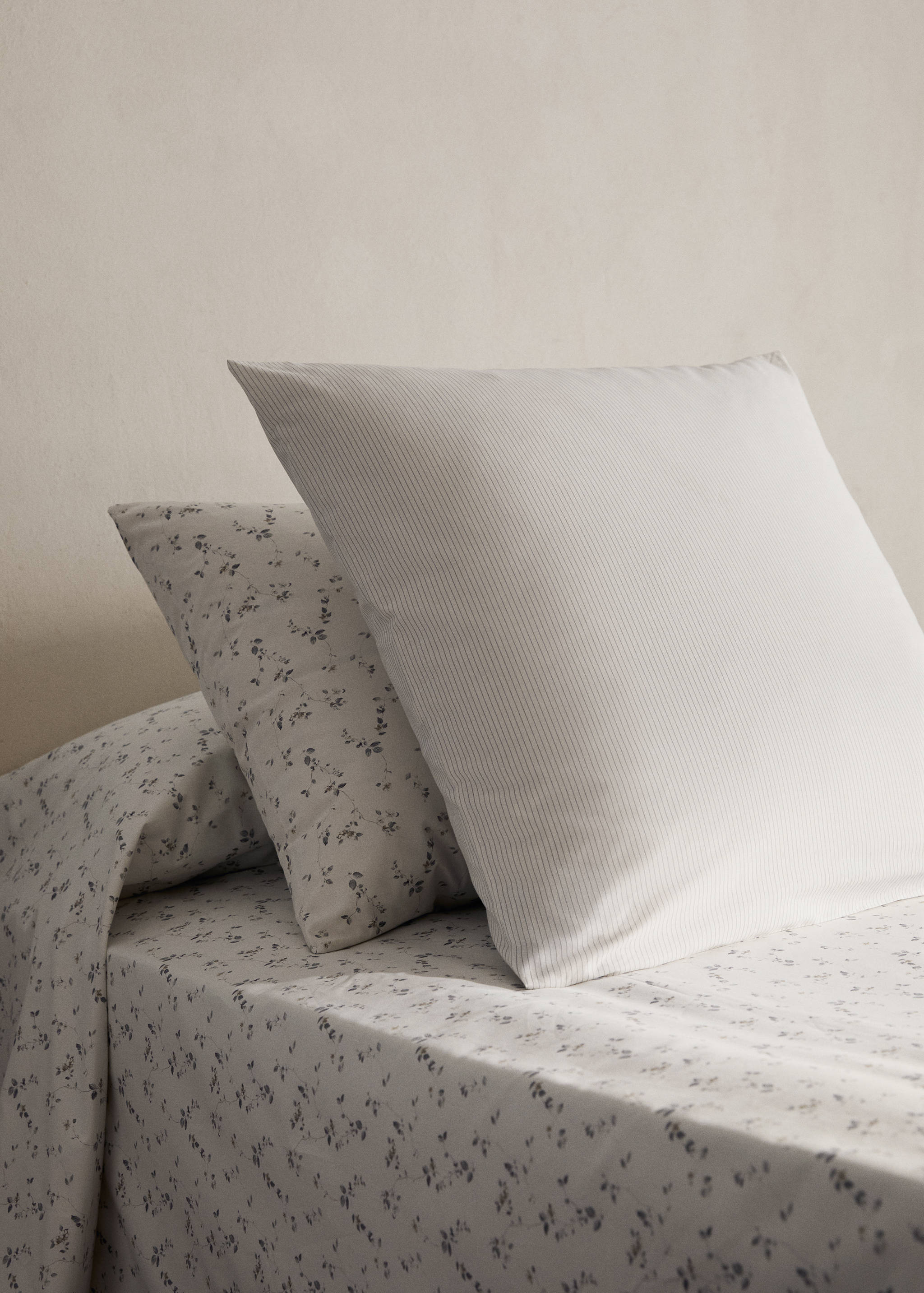 Two percale cotton floral pillowcases 50x75 cm - General plane