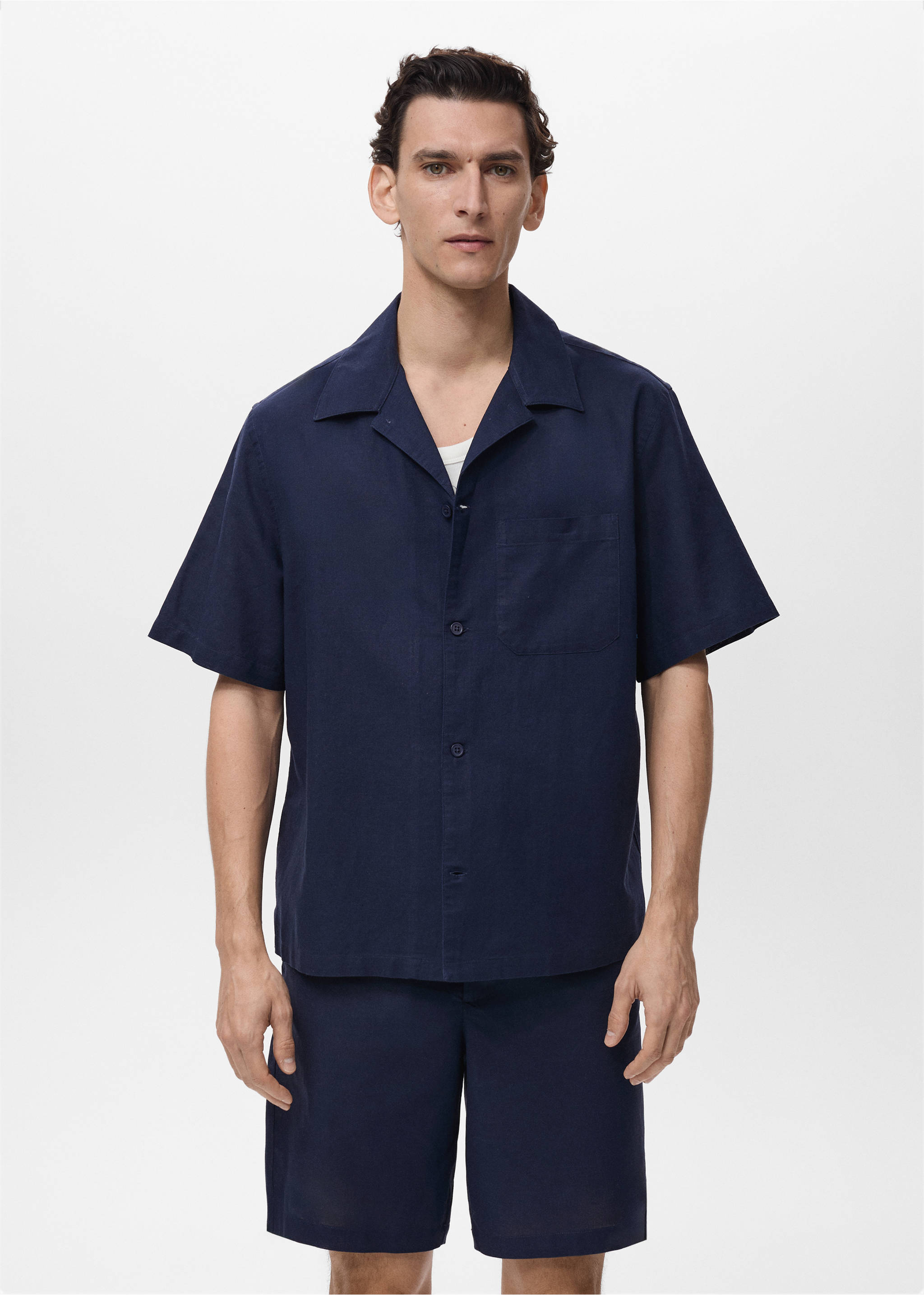 Camisa azul marino de manga corta con cuello cubana y botones delanteros., Azul tinta. Ref: 87069213-00.