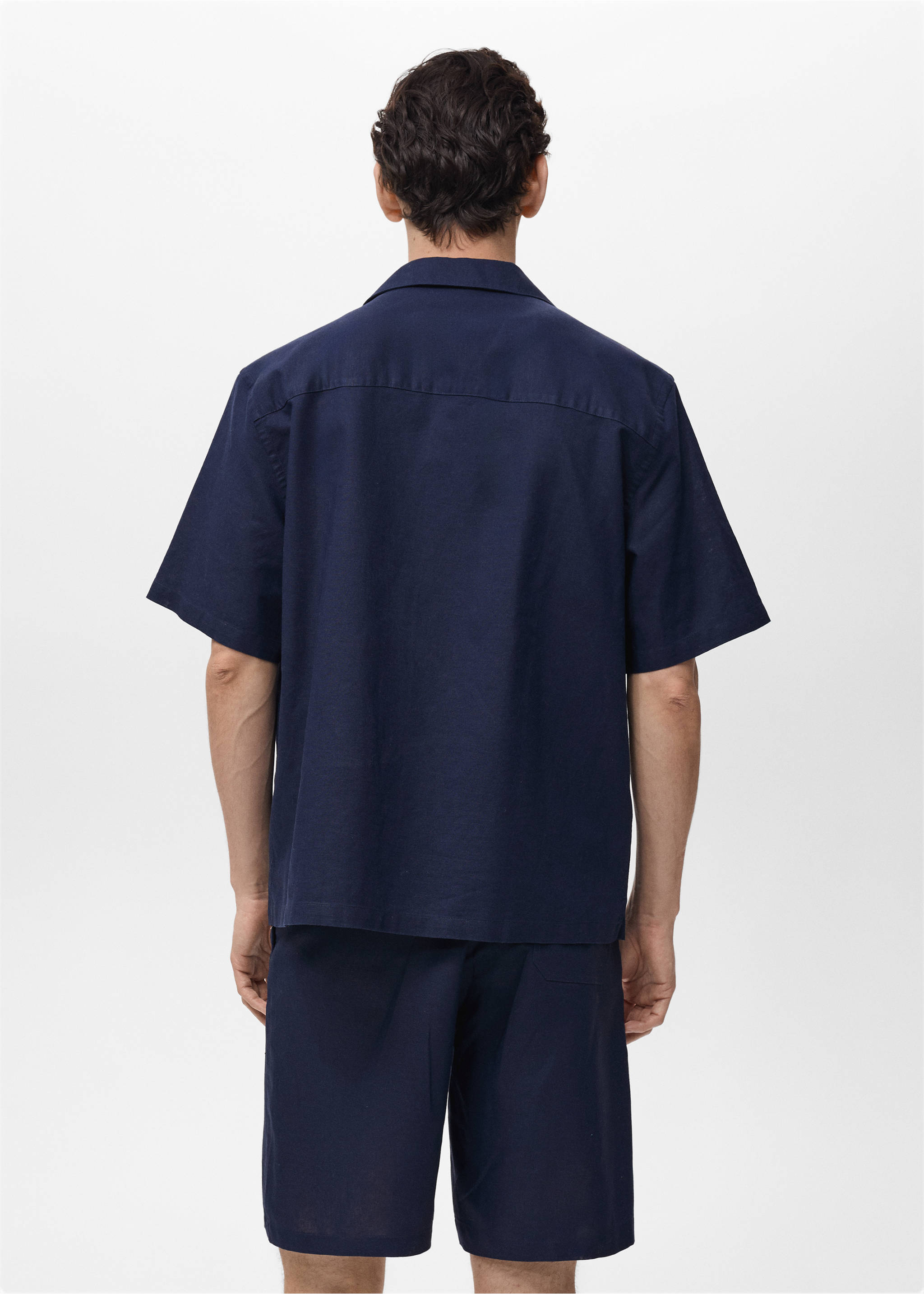 Camisa de manga corta azul oscura con cuello estilo cubano, vista trasera., Azul tinta. Ref: 87069213-00.