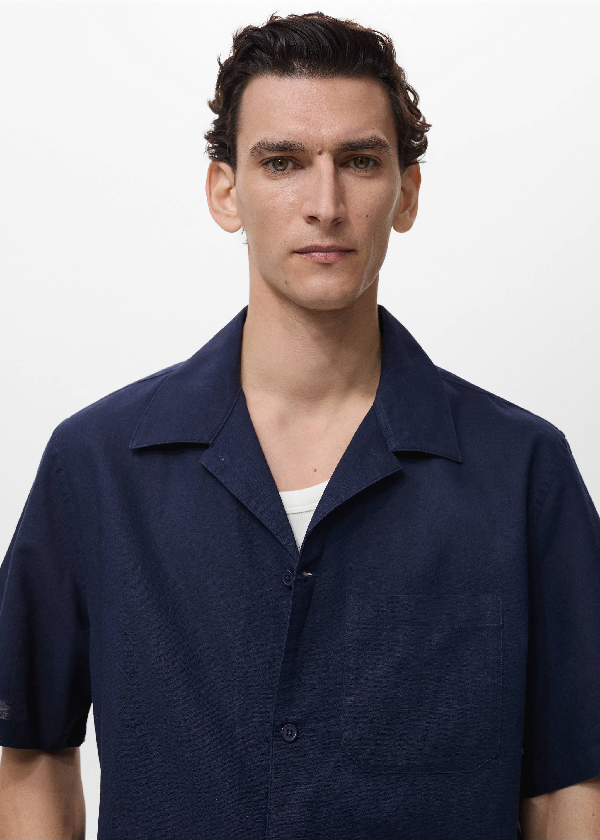 Primer plano de una camisa de manga corta azul marino oscuro con cuello cubano puesta en un modelo., Azul tinta. Ref: 87069213-00.