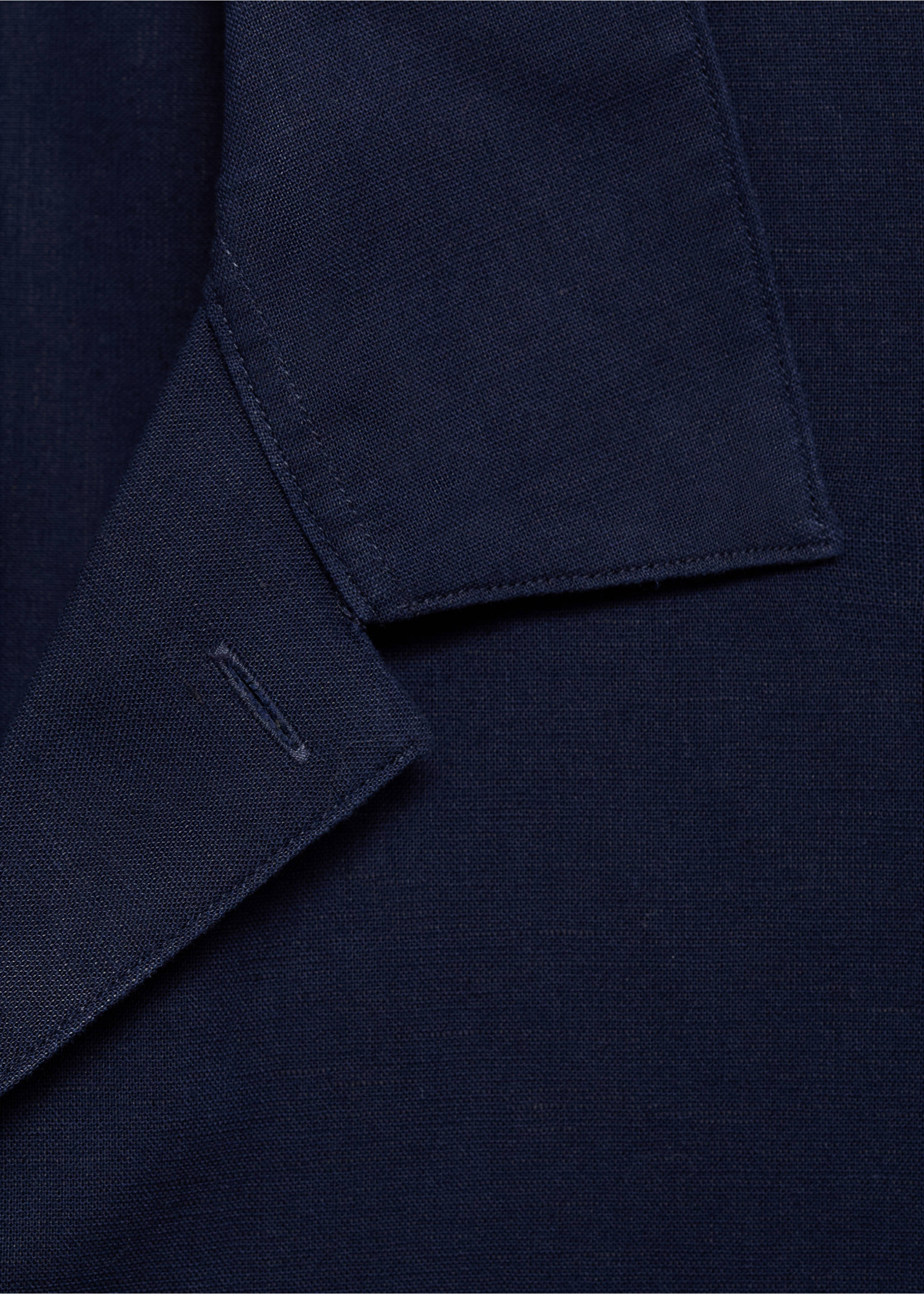 Primer plano del cuello y la tirilla de una camisa de hombre en azul marino oscuro., Azul tinta. Ref: 87069213-00.