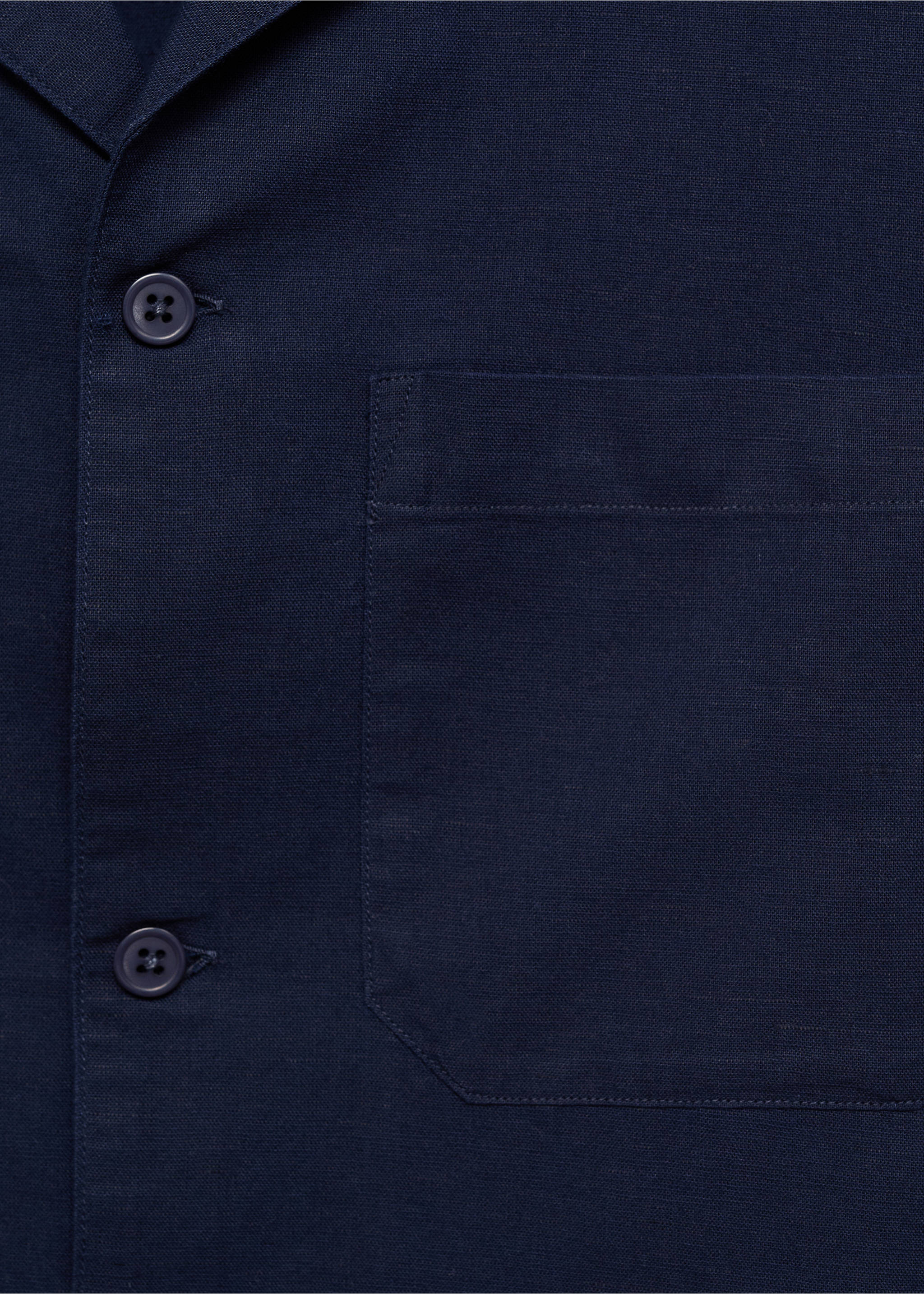 Primer plano del tejido de la camisa azul marino que muestra el bolsillo y los botones., Azul tinta. Ref: 87069213-00.