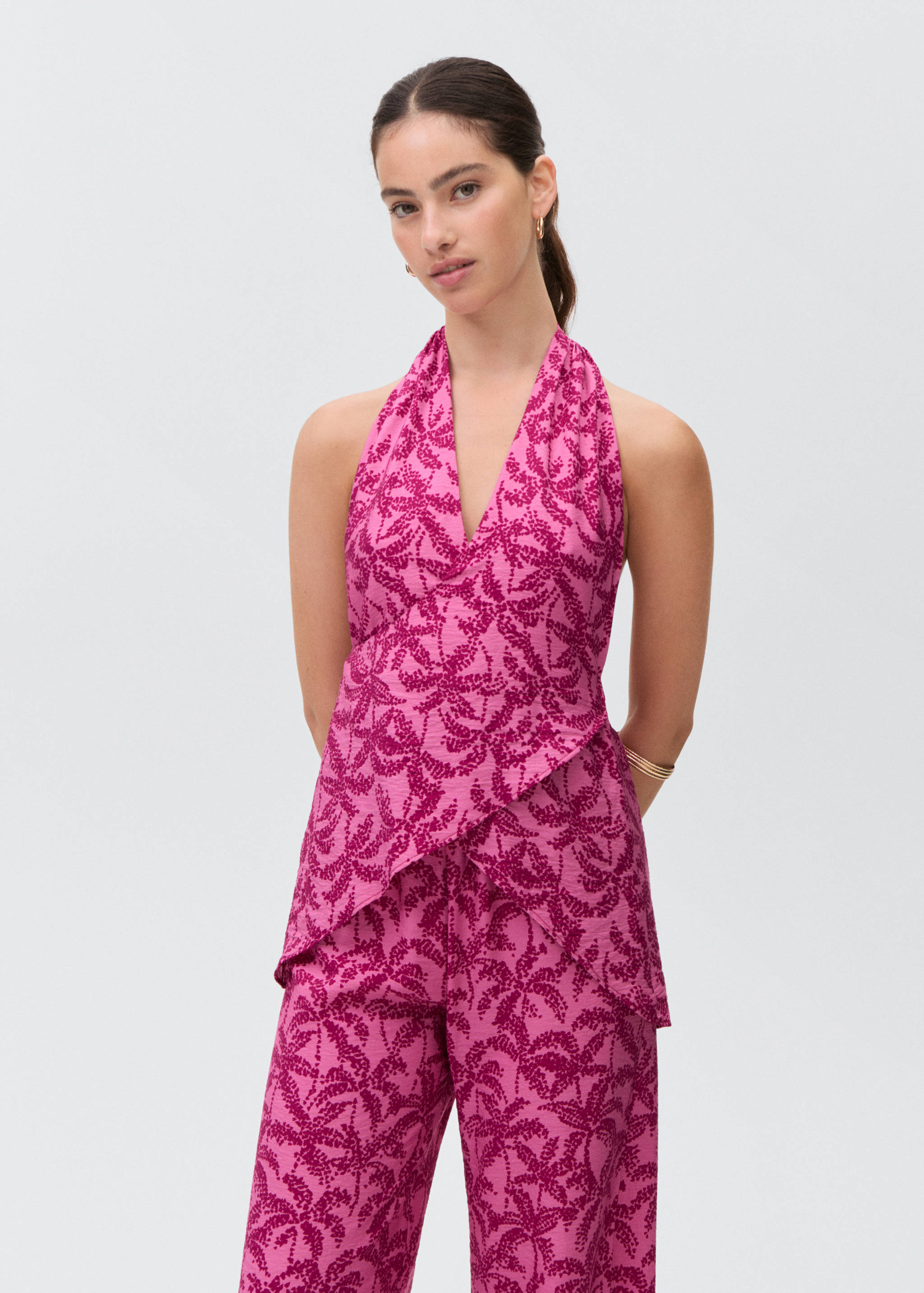 Top estampado com decote halter - Plano médio