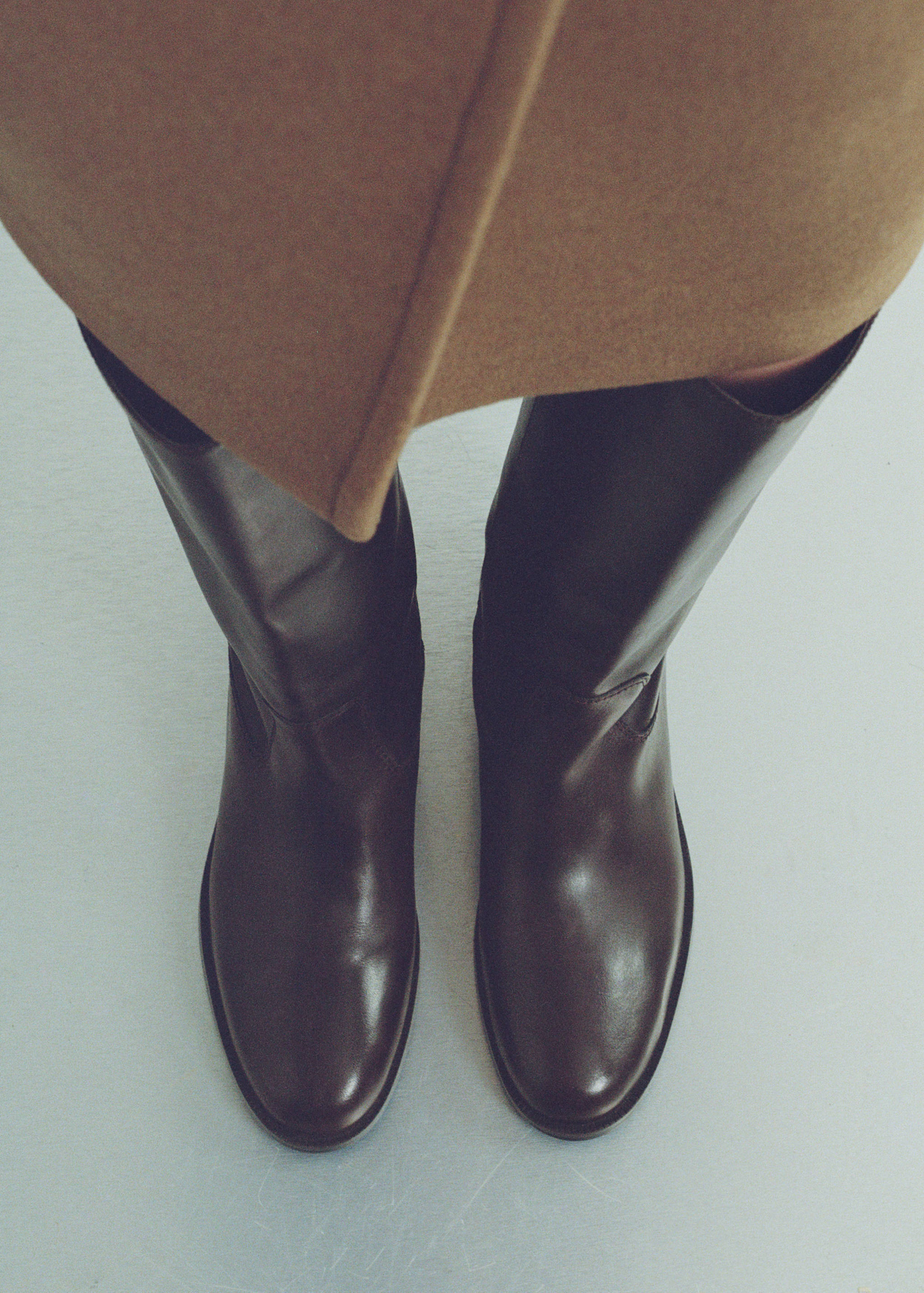 Bota alta de pele - Plano geral