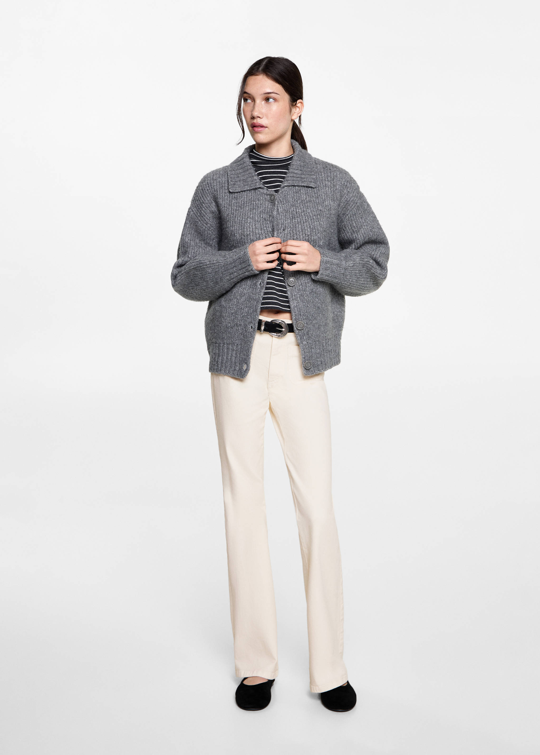 Jeans à boca de sino com bolso - Plano geral