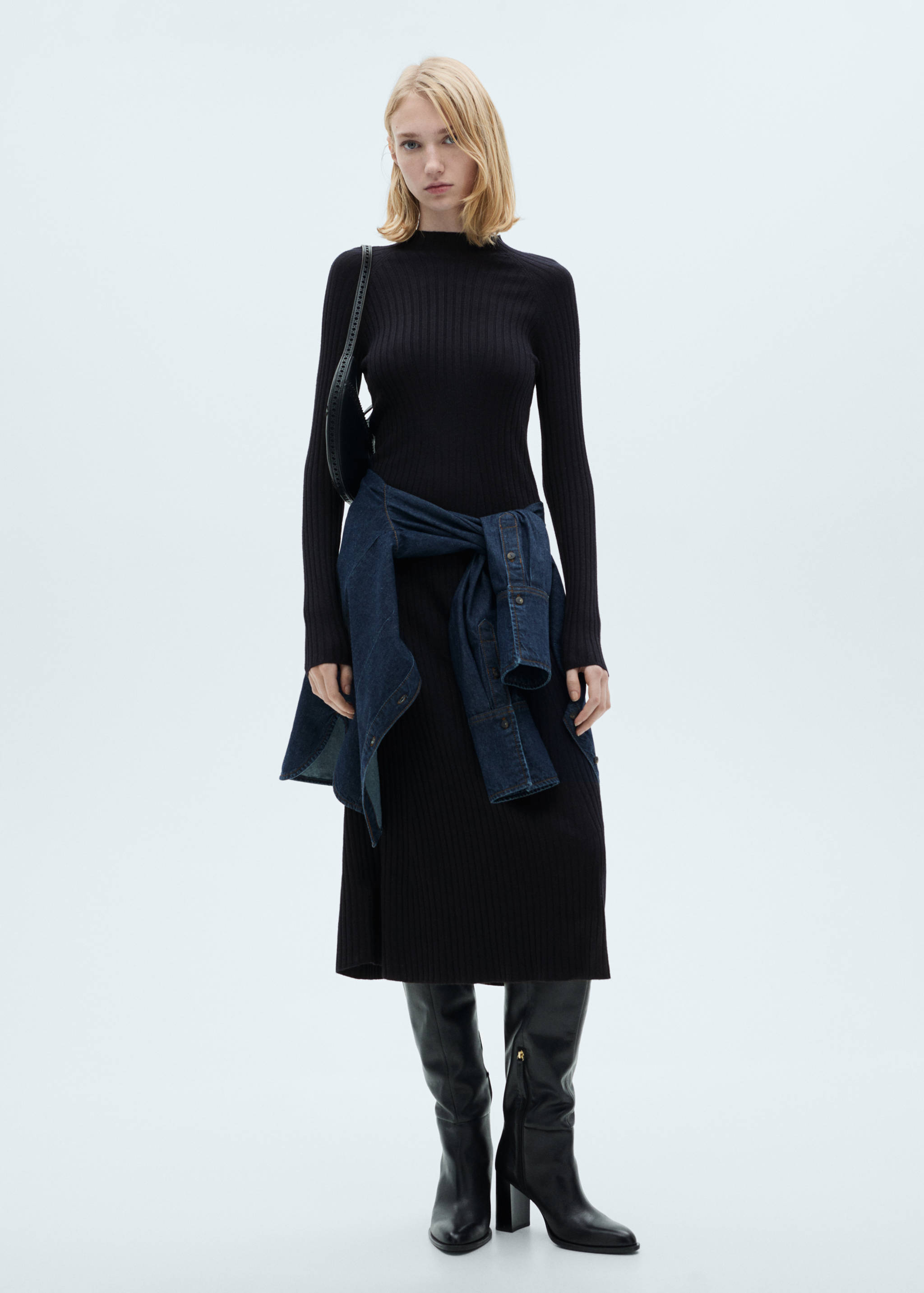 Vestido de malha evasê com gola perkins - Plano geral