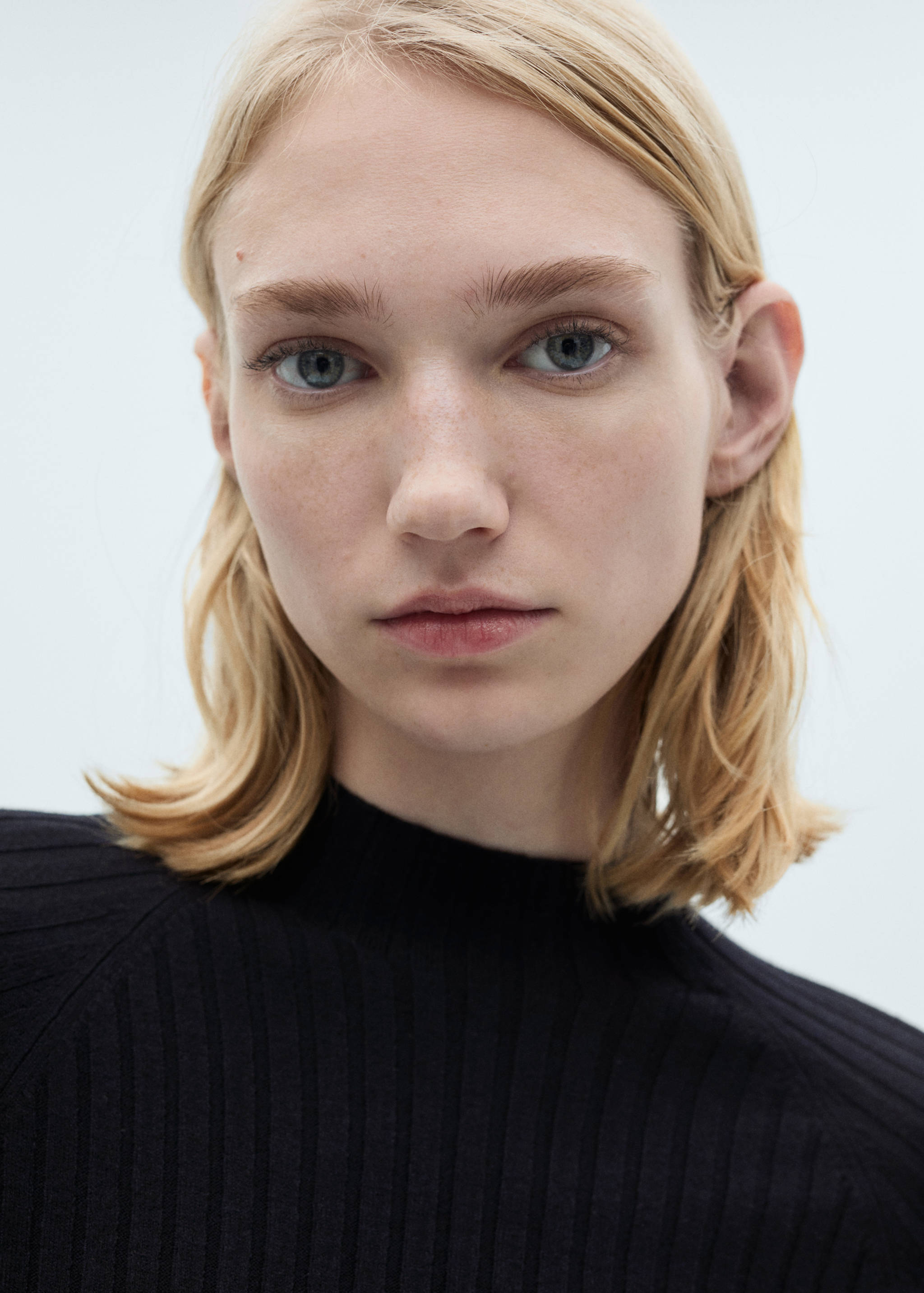 Vestido de malha evasê com gola perkins - Pormenor do artigo 1