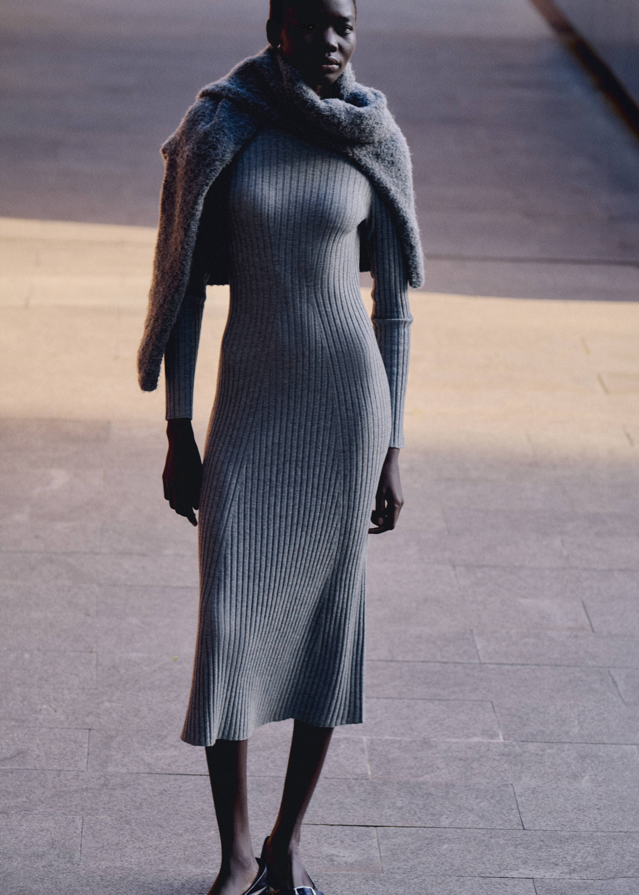 Vestido de malha evasê com gola perkins - Pormenor do artigo 7