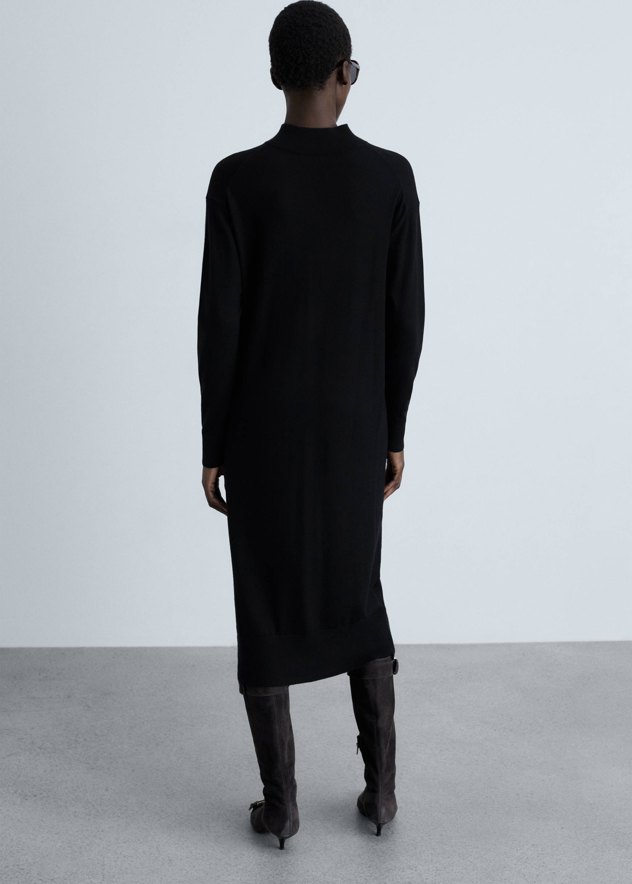 Strickkleid mit halbhohem Kragen - Rückseite des Artikels