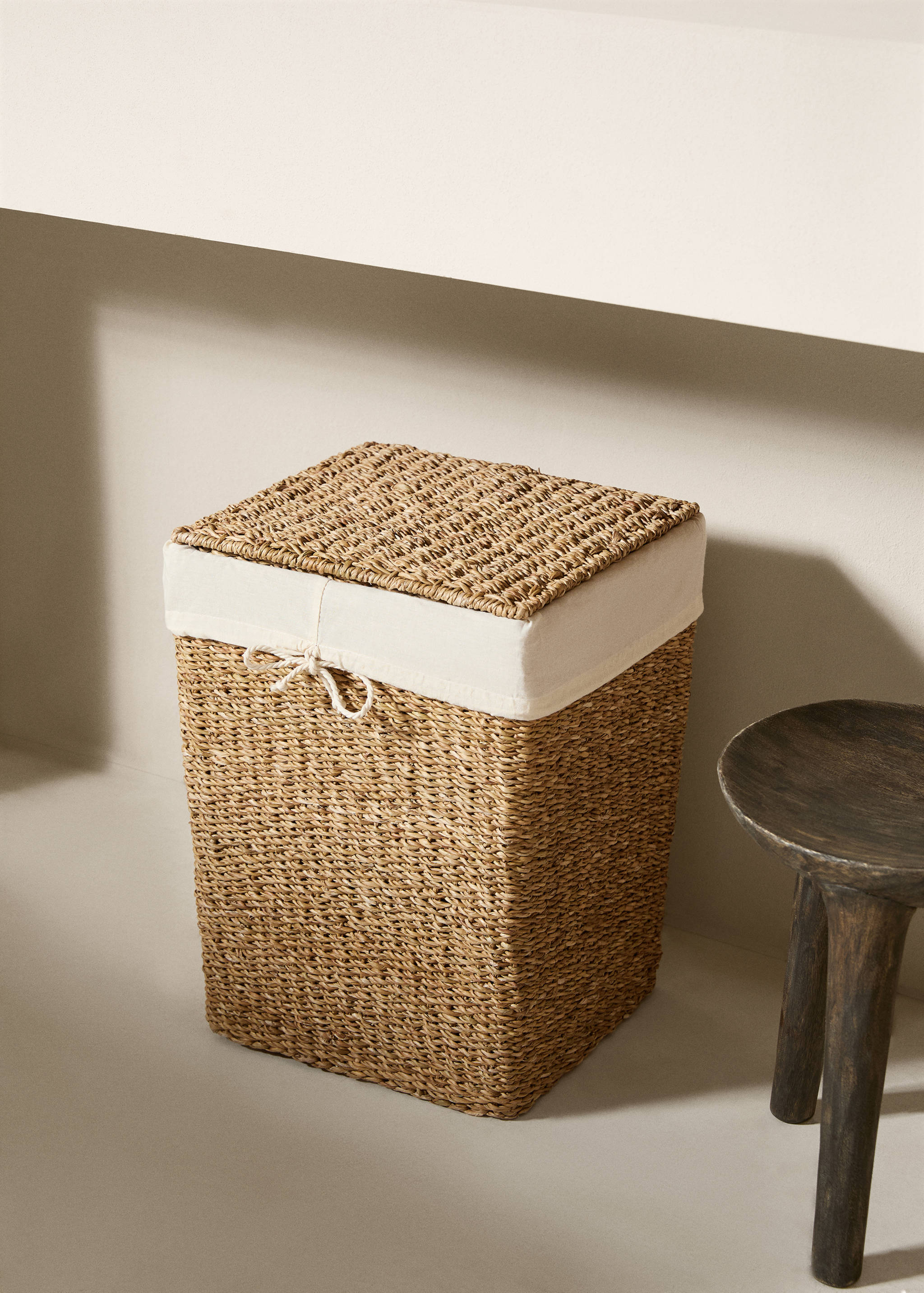 Medium seagrass clothes basket - General plane
