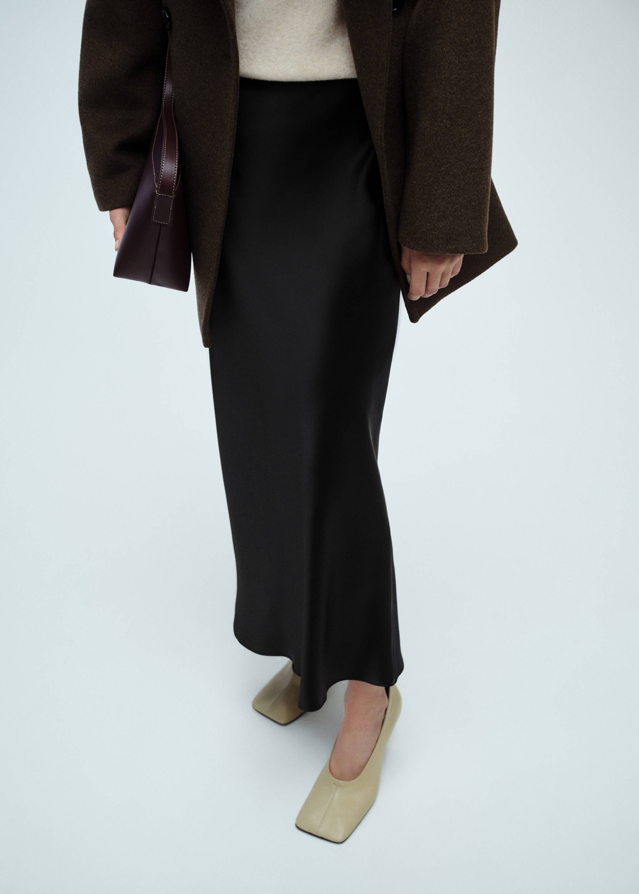 Jupe midi satinée - Plan moyen