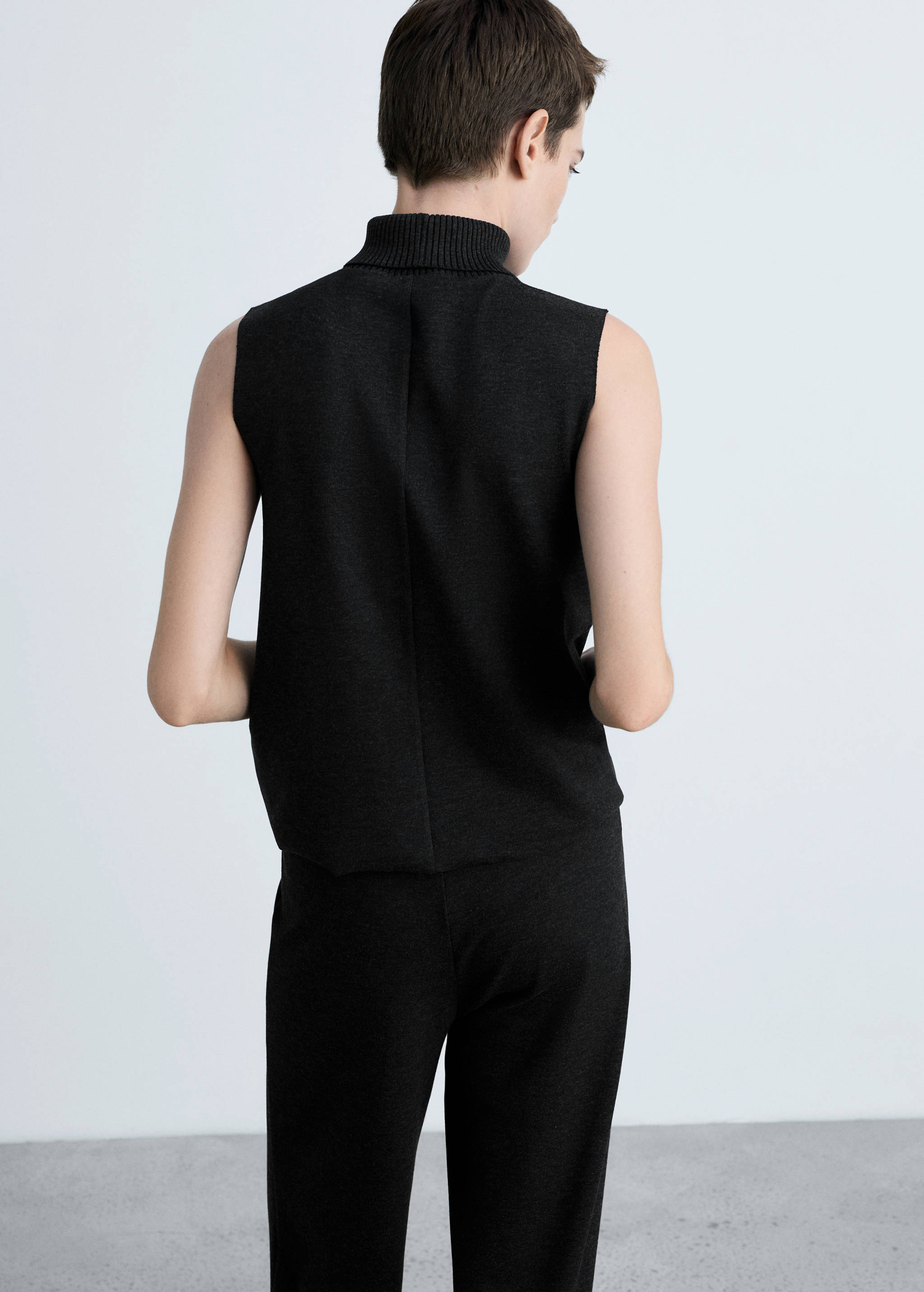 Turtleneck knitted top - Reverse of the article