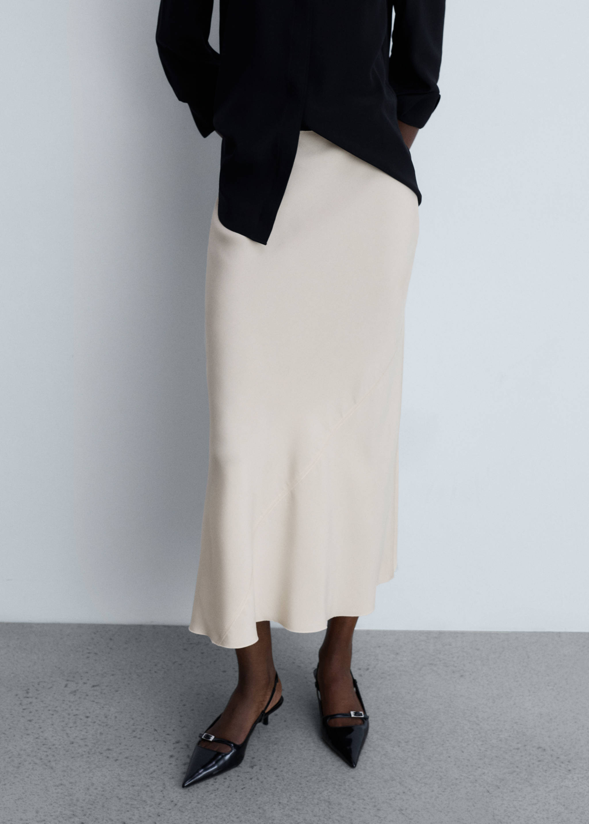 Jupe midi satinée - Plan moyen