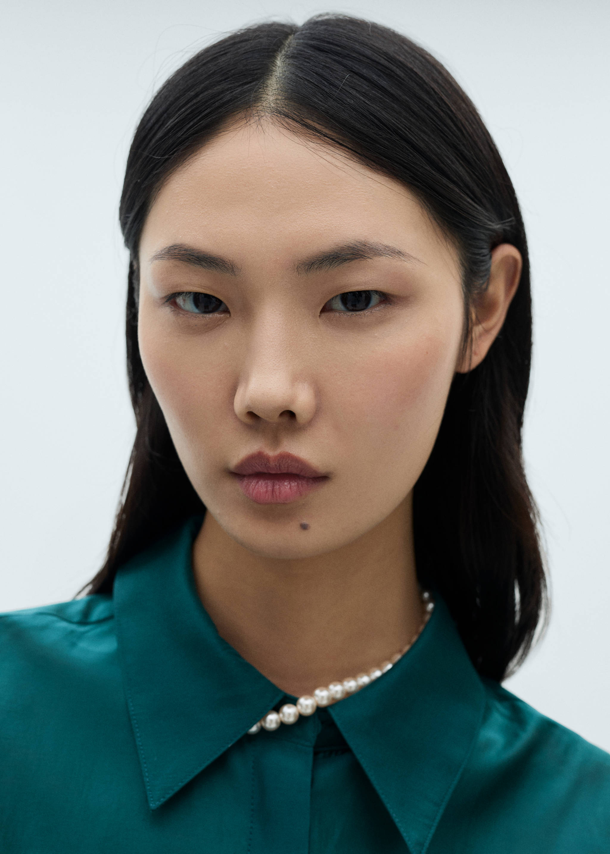 Satin shirt with hidden buttons - Details of the article 1