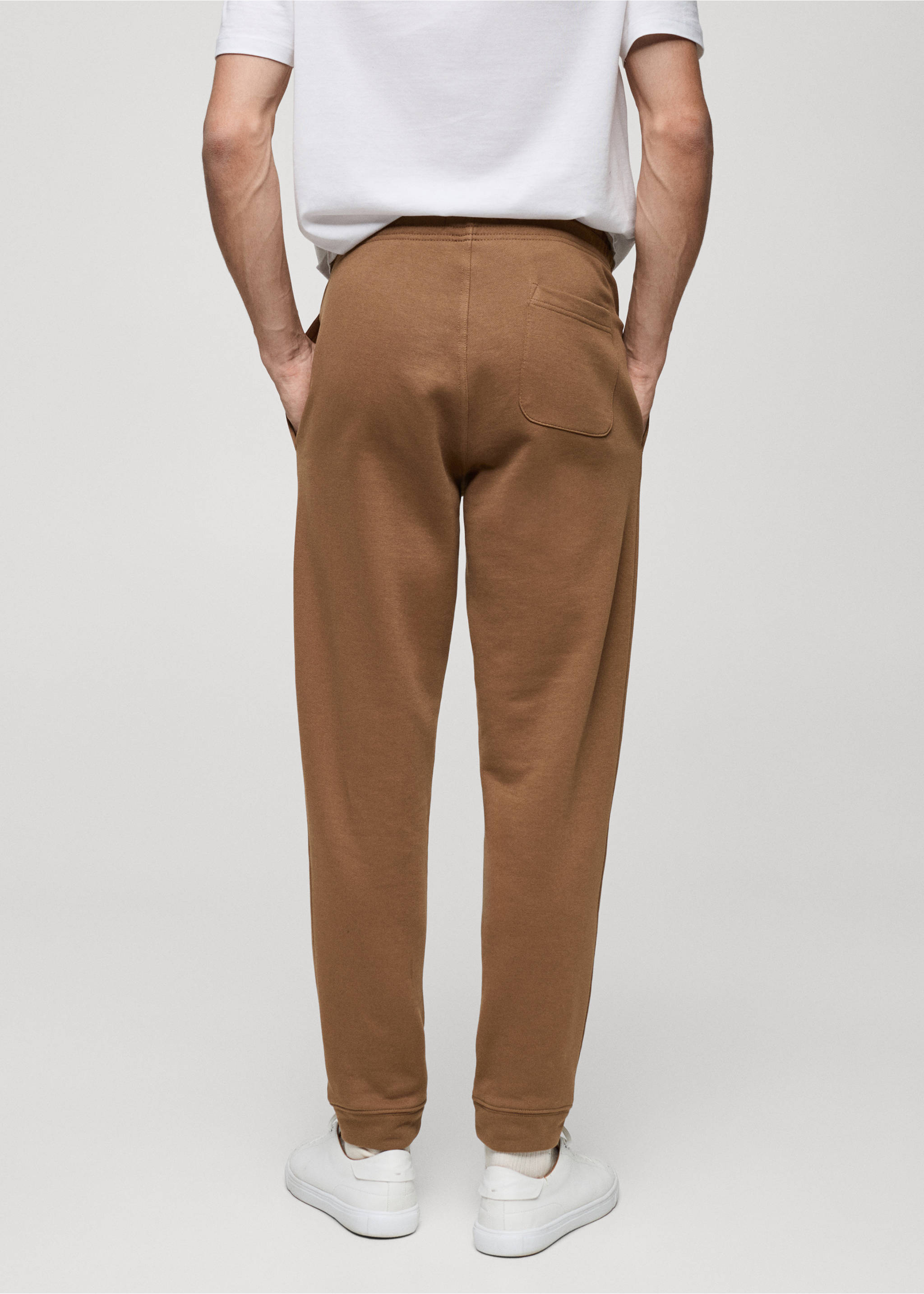 Fırçalı elastik belli jogger pantolon - Ürünün arkası, Orta Kahverengi. Ref: 87070600-00.