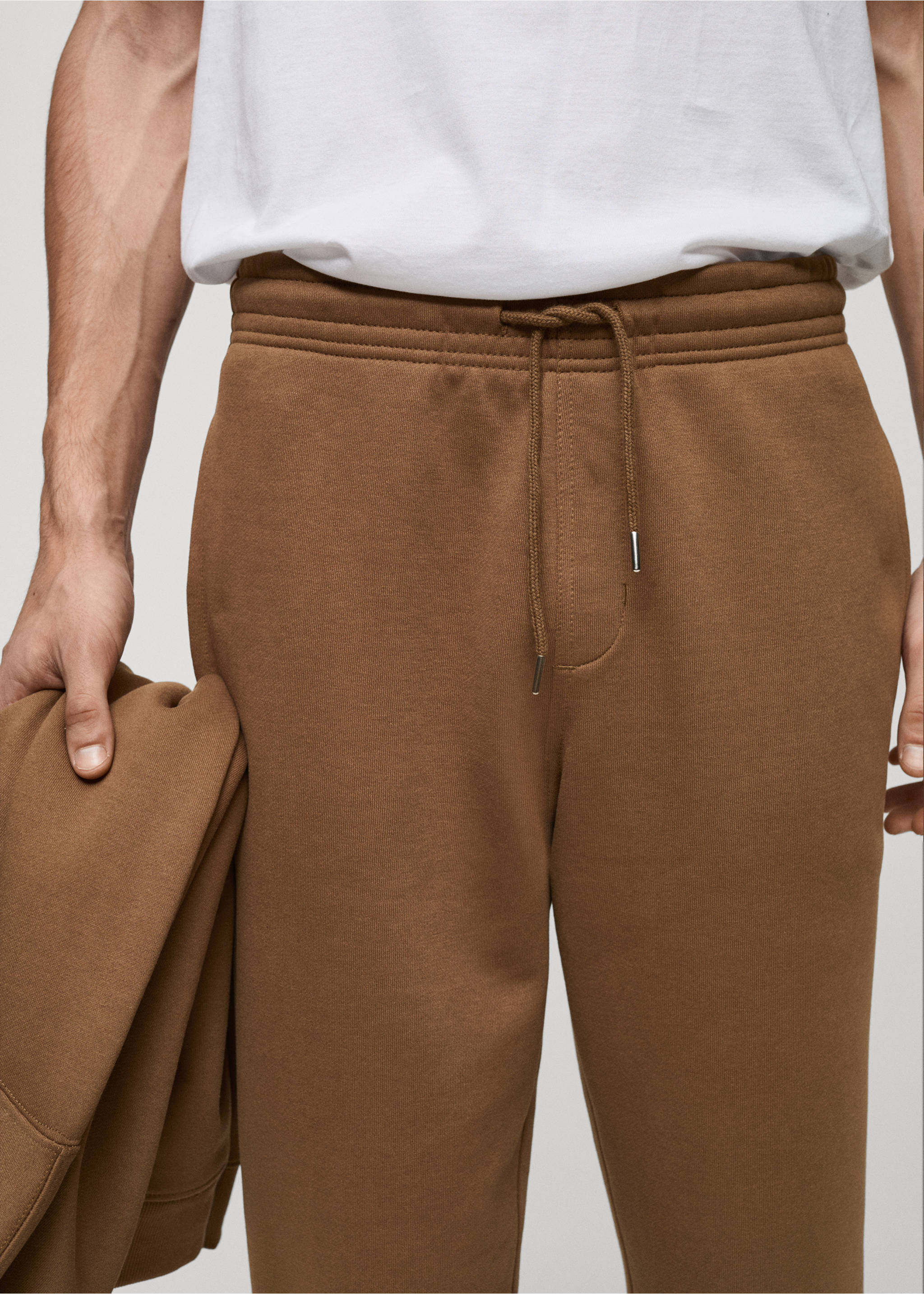 Fırçalı elastik belli jogger pantolon - Ürün detayı 1, Orta Kahverengi. Ref: 87070600-00.