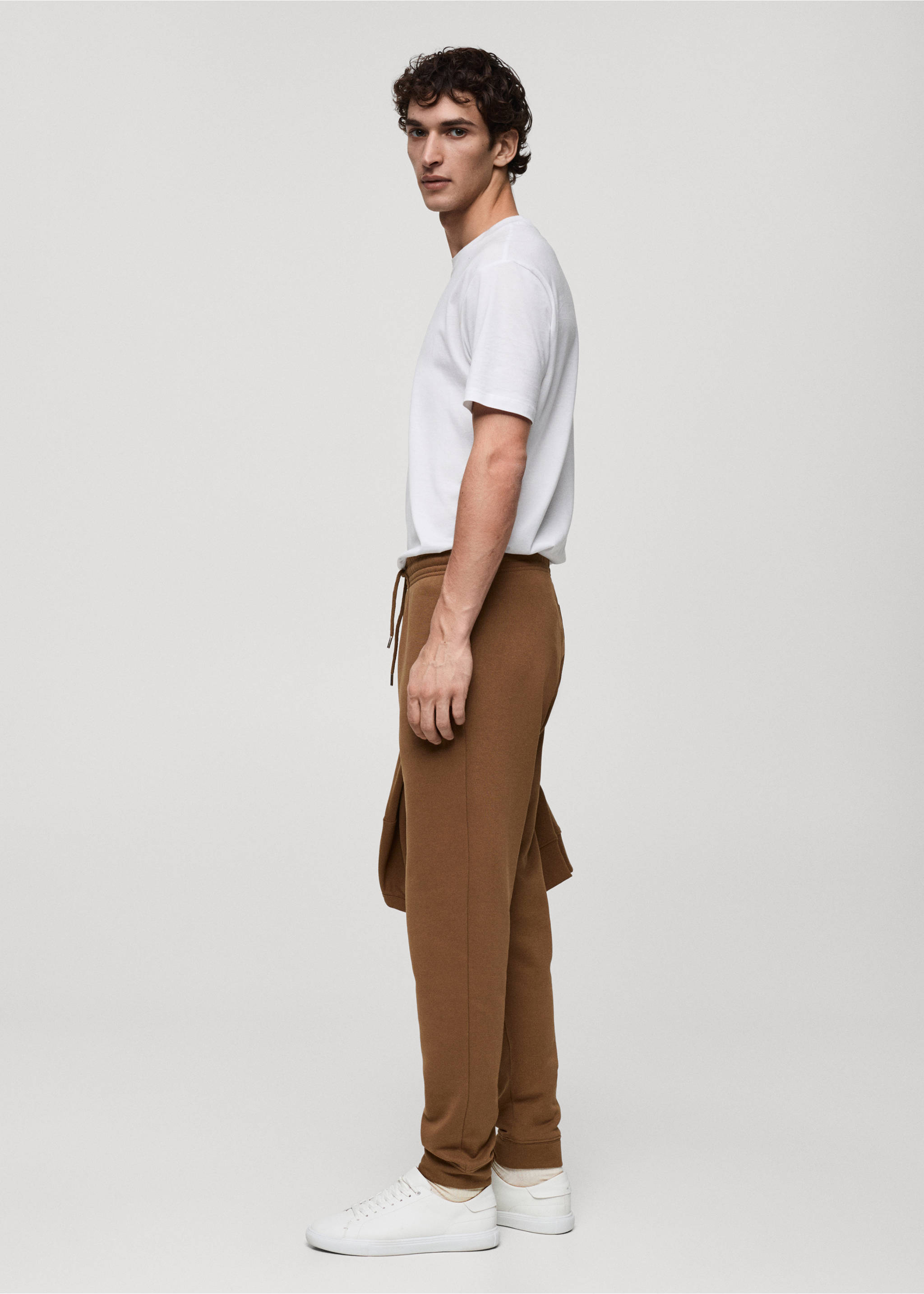 Fırçalı elastik belli jogger pantolon - Ürün detayı 2, Orta Kahverengi. Ref: 87070600-00.