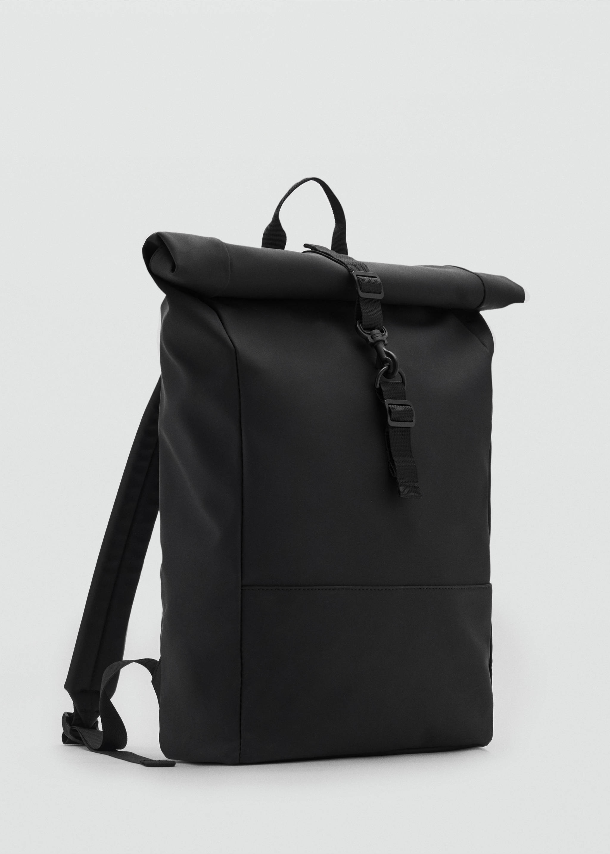 Mochila engomada cierre solapa - Plano medio, Negro. Ref: 87070603-00.