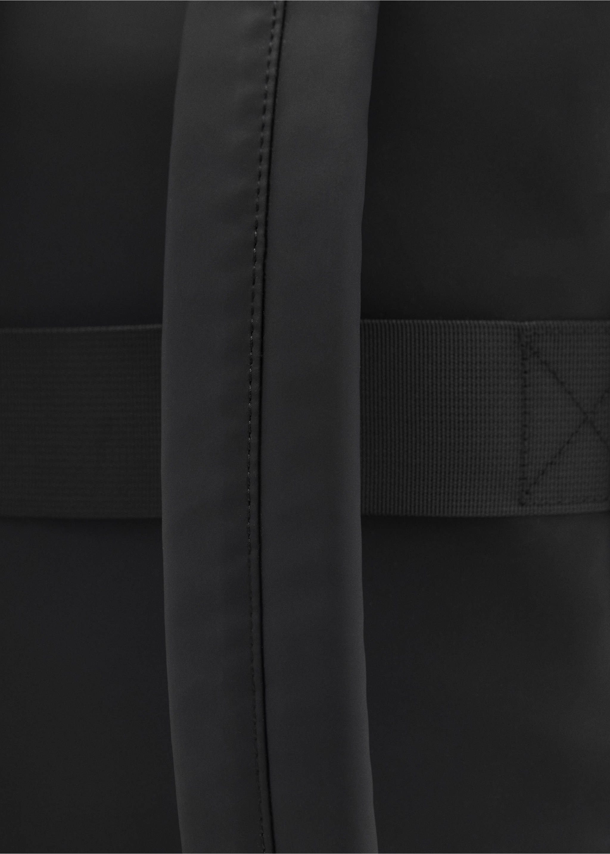 Mochila engomada cierre solapa - Detalle del artículo 3, Negro. Ref: 87070603-00.