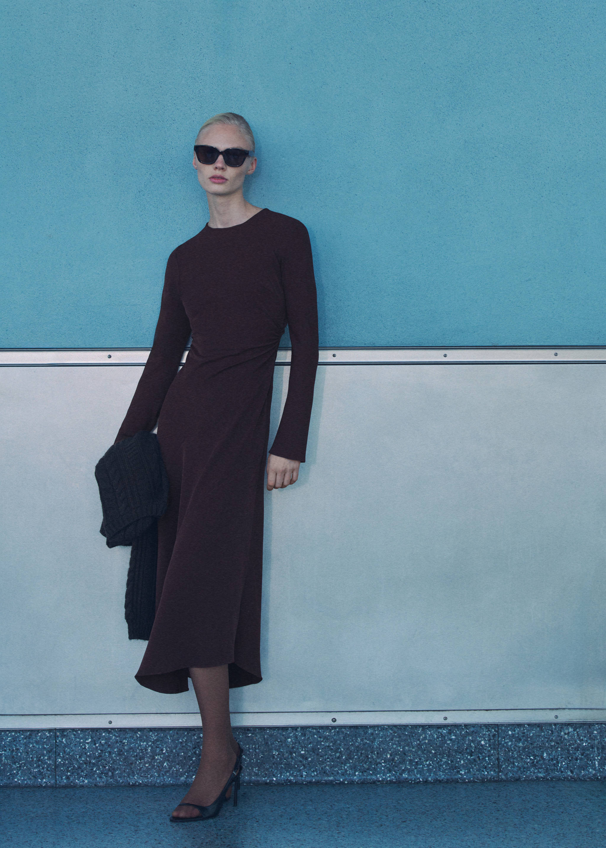 فستان متوسط الطول بخصر منسدل - رؤية عامة