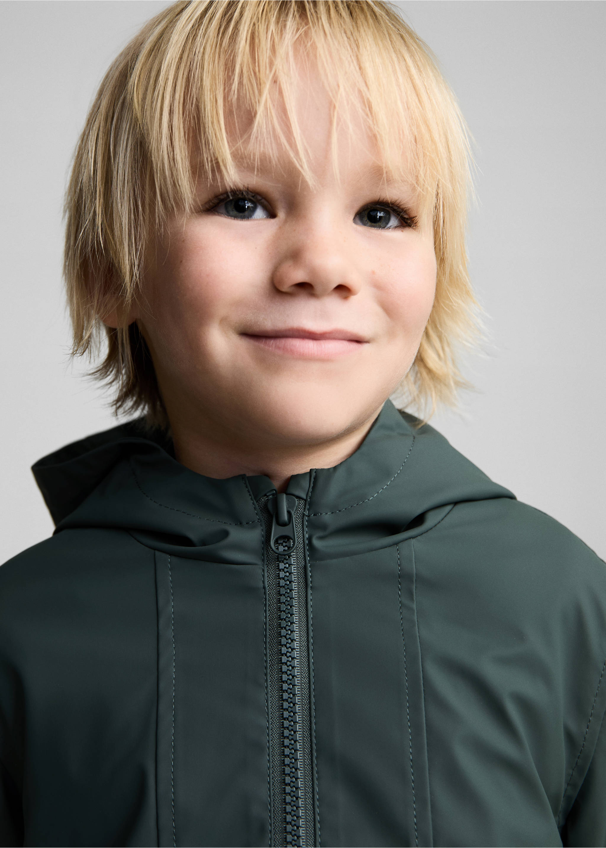 Anorak impermeable capucha - Detalle del artículo 1, Verde oscuro. Ref: 87070627-00.
