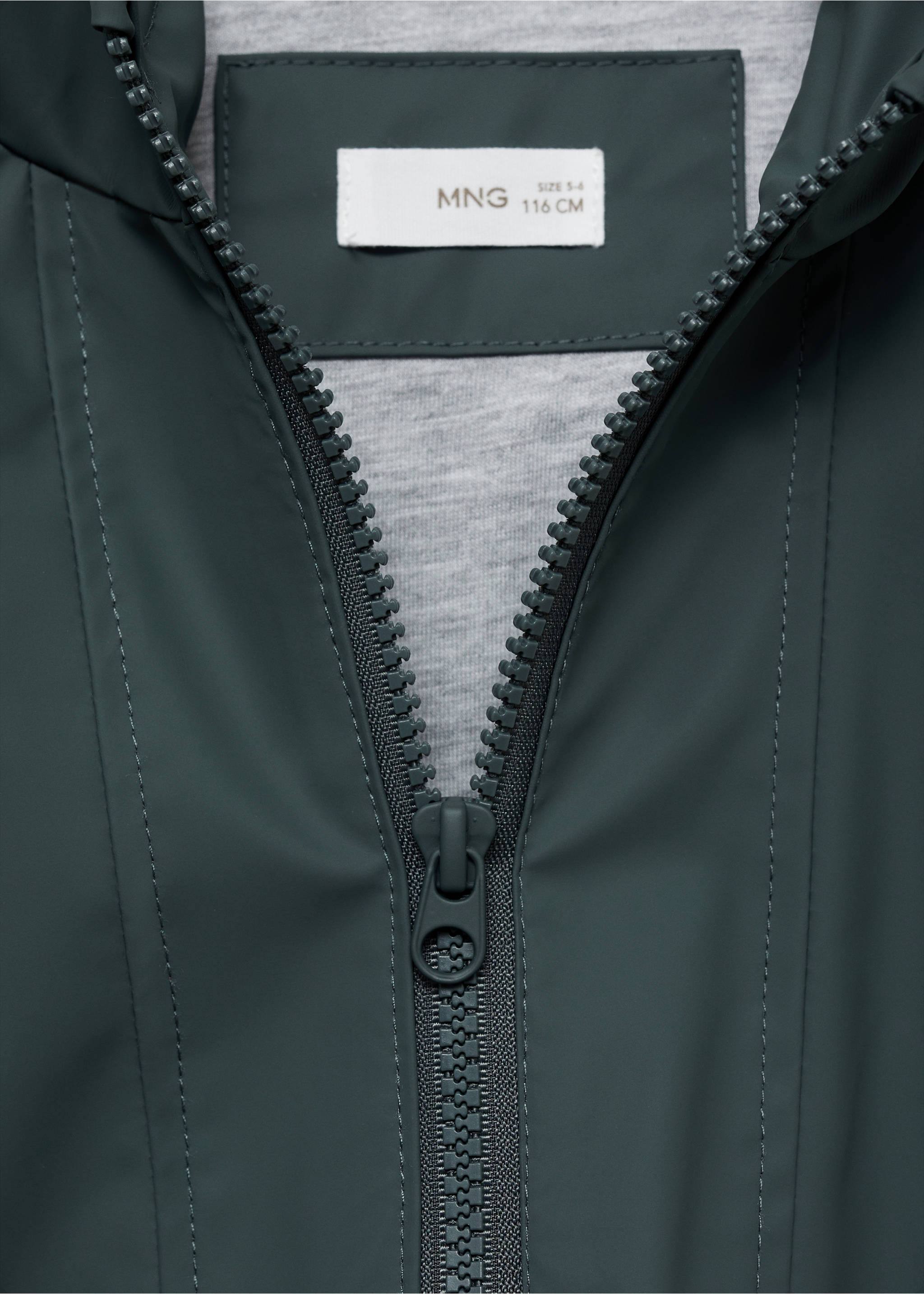 Anorak impermeable capucha - Detalle del artículo 8, Verde oscuro. Ref: 87070627-00.