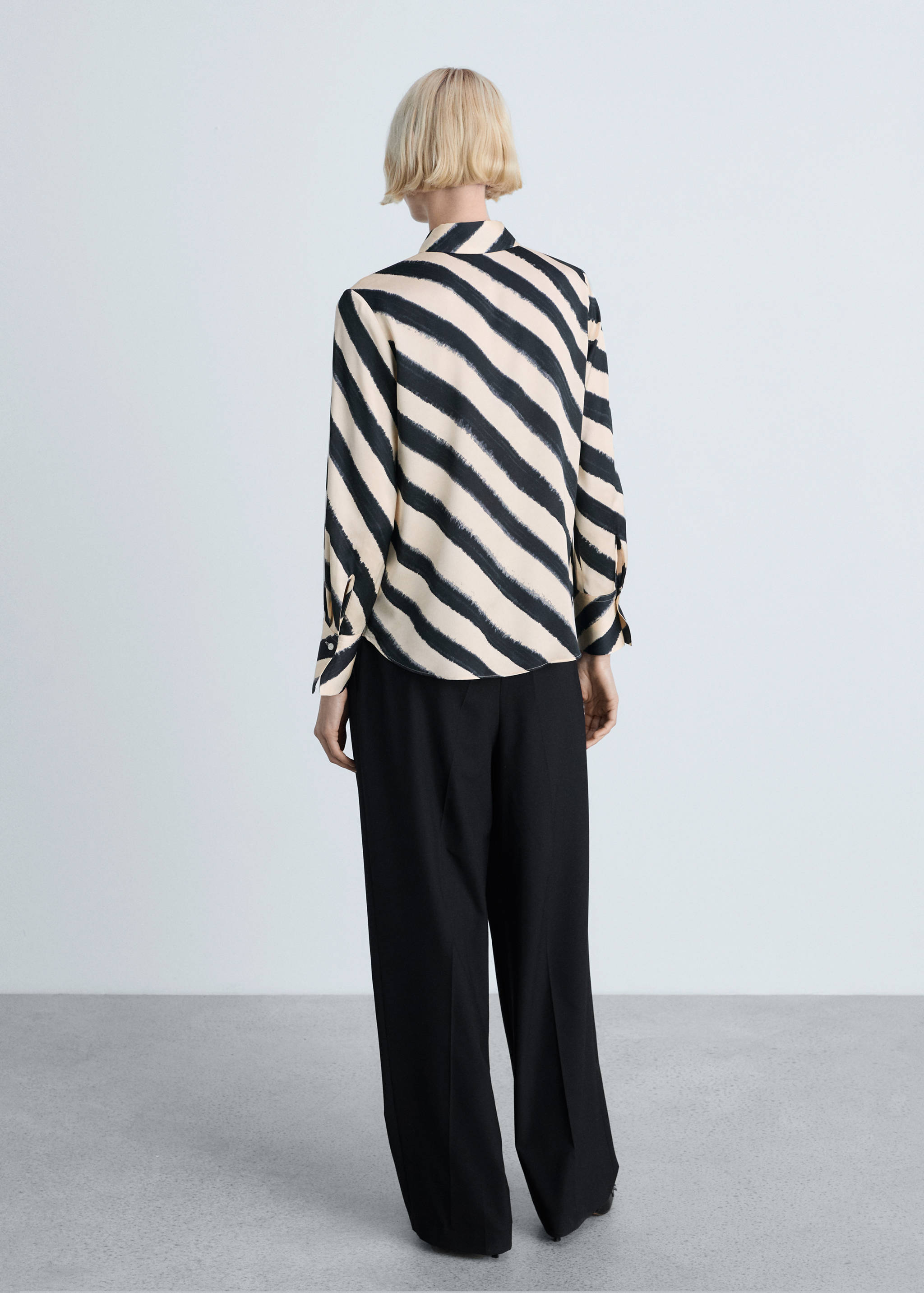 Chemise satinée imprimée - Verso de l’article