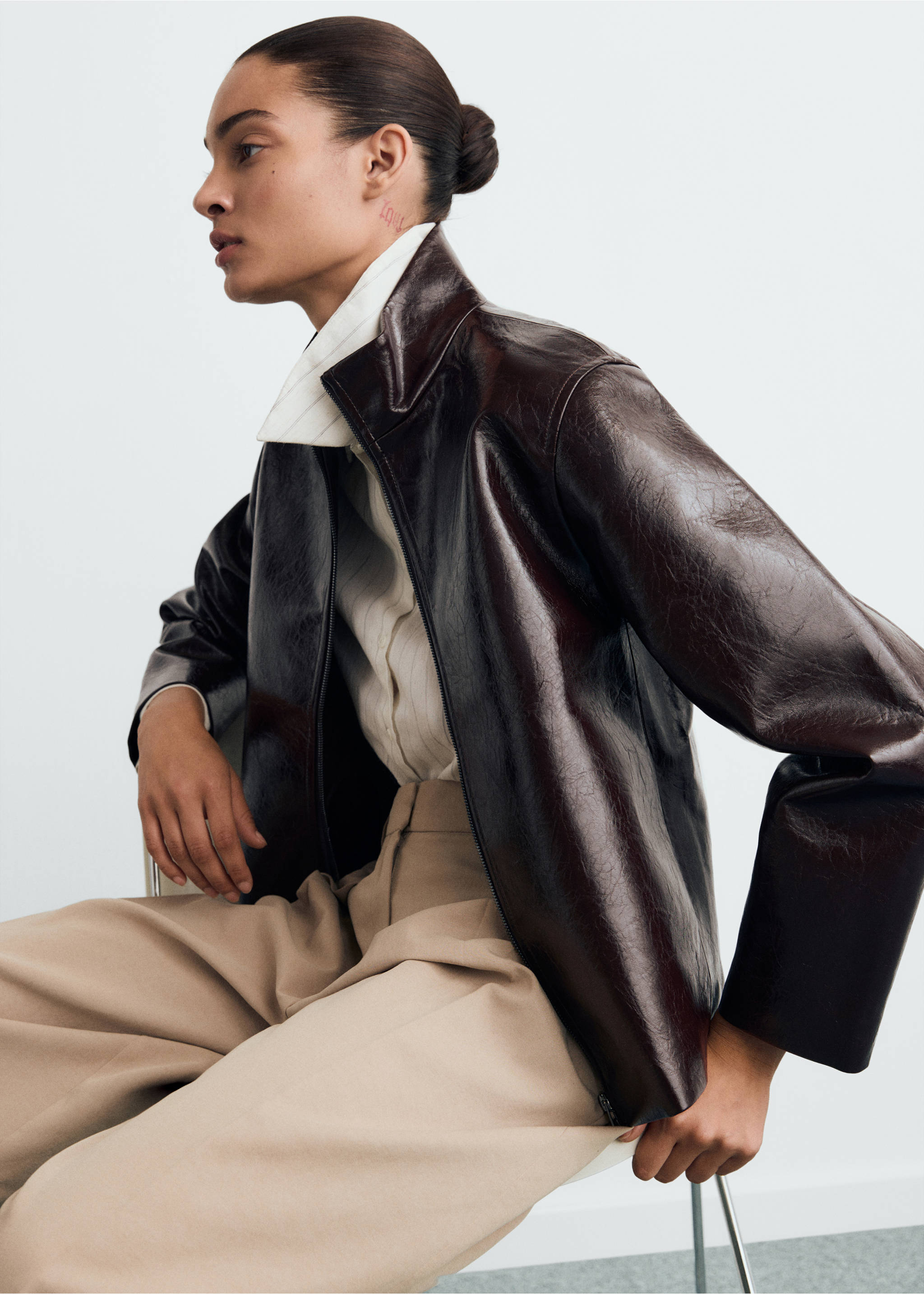 Perkins collar texture jacket - Details of the article 2, Brown. Ref: 87070640-00.