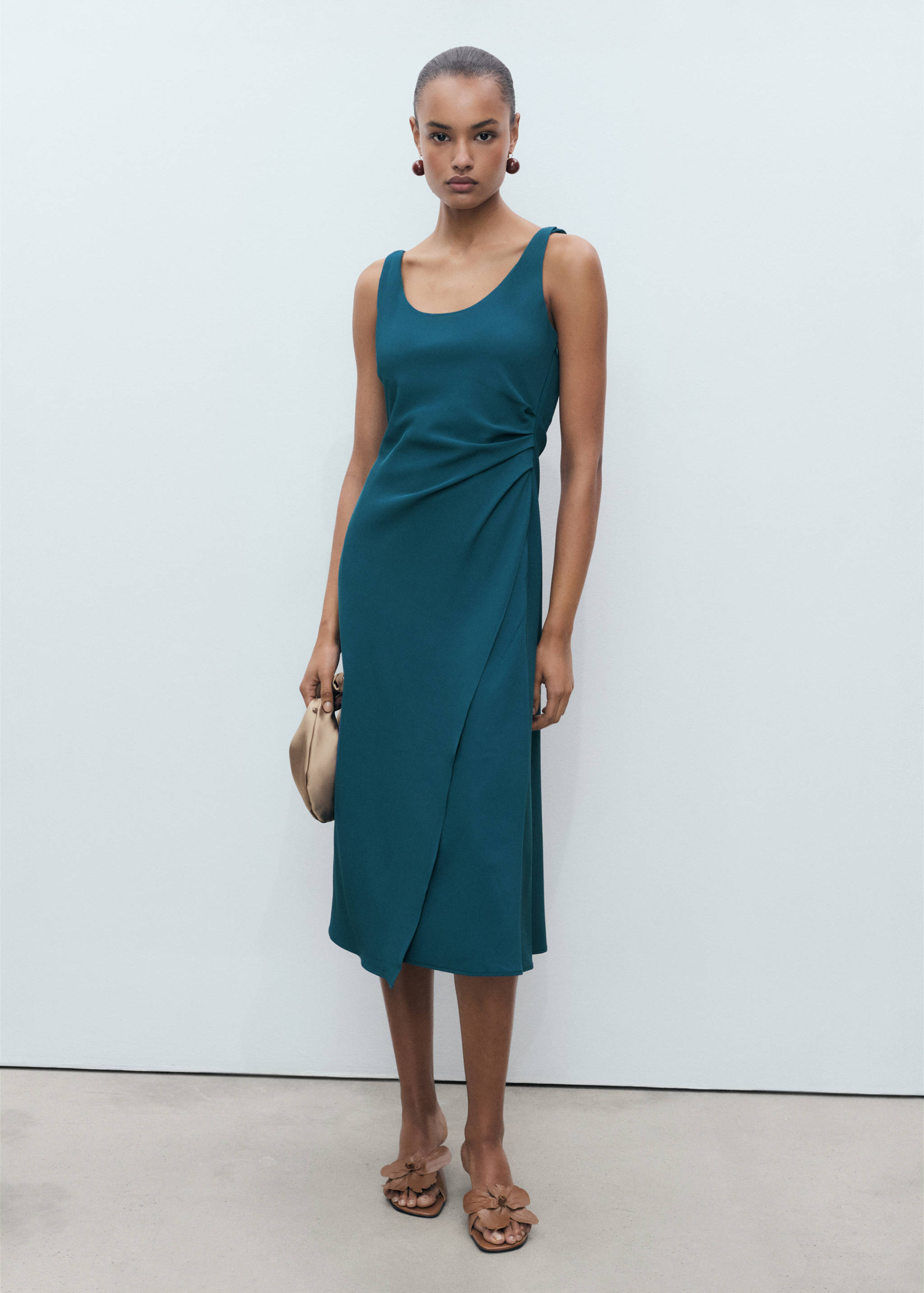 Vestido midi fruncido - Plano general