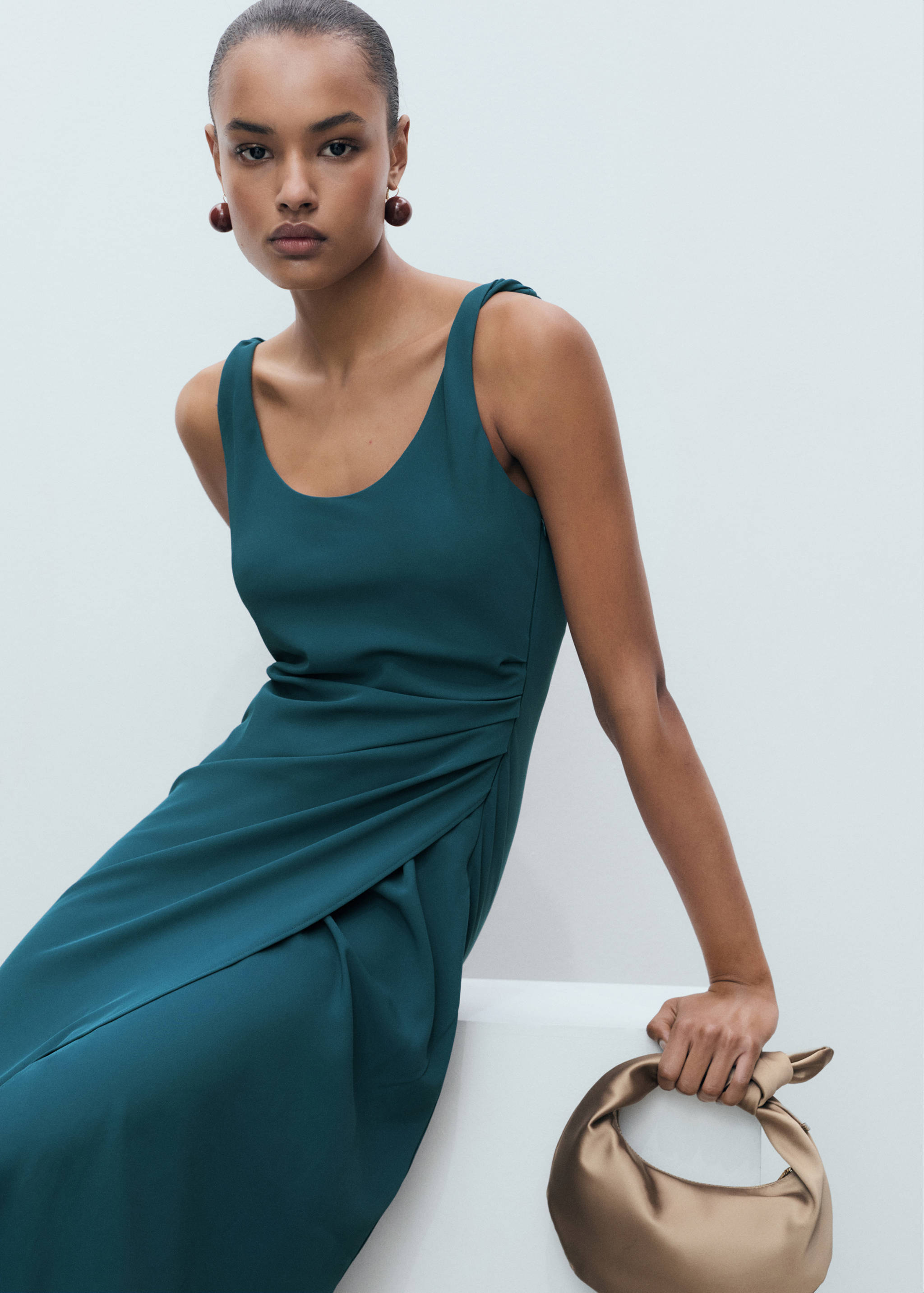 Vestido midi fruncido - Plano medio