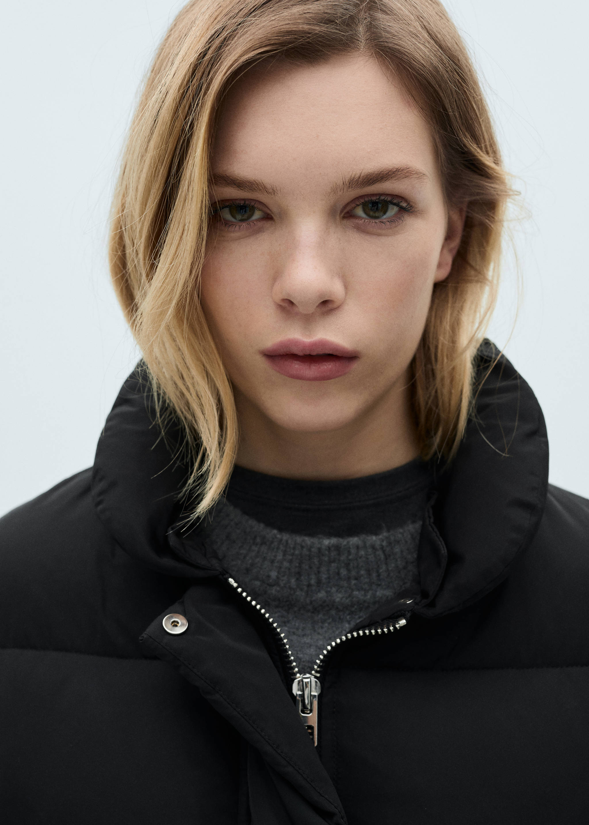 Short padded anorak with fur collar - Details of the article 1