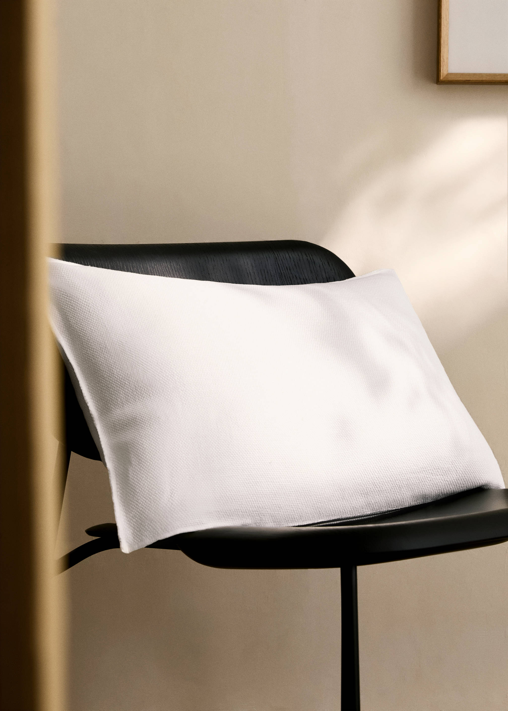 Linen textured cushion cover with overlock detail 40x60cm - General plane