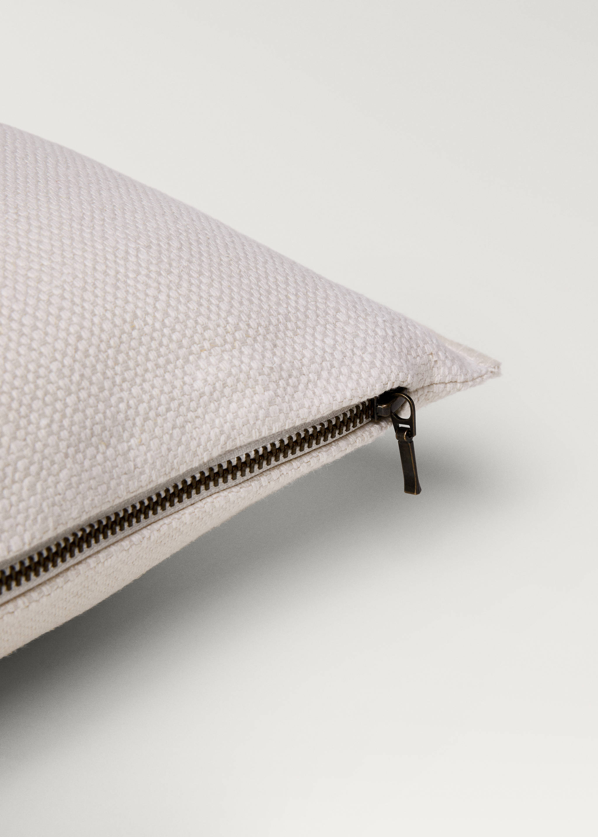 Linen textured cushion cover with overlock detail 40x60cm - Details of the article 2