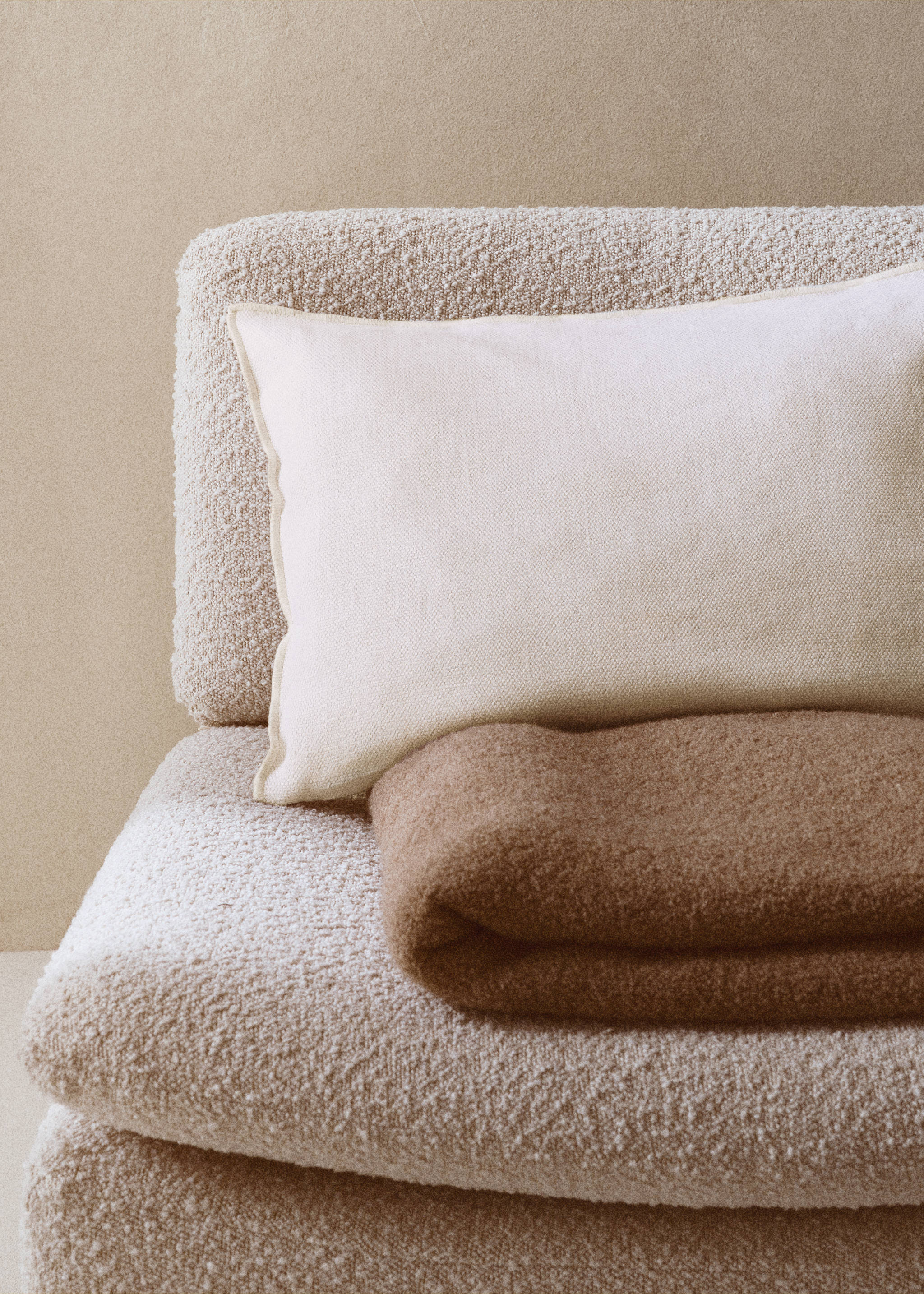 Linen textured cushion cover with overlock detail 40x60cm - Details of the article 6